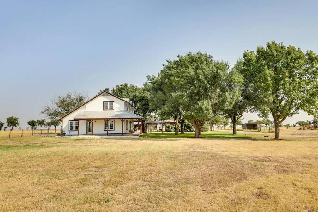 10 mins to Samsung Taylor -Home in Coupland, Texa view 4