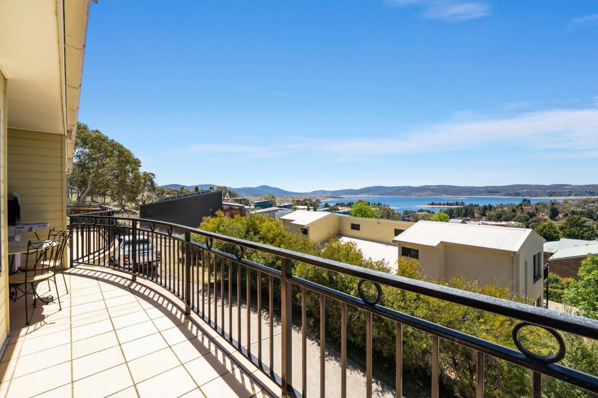 Dromaius 5 - 3BR Townhouse l Lake Views l Spa Bath l WiFi l BBQ