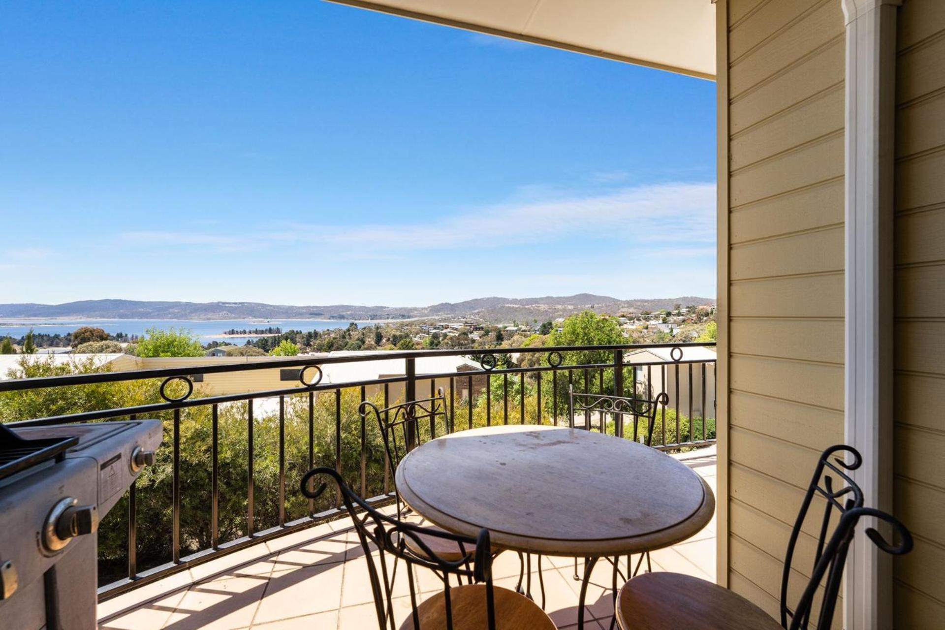 Dromaius 5 - 3BR Townhouse l Lake Views l Spa Bath l WiFi l BBQ