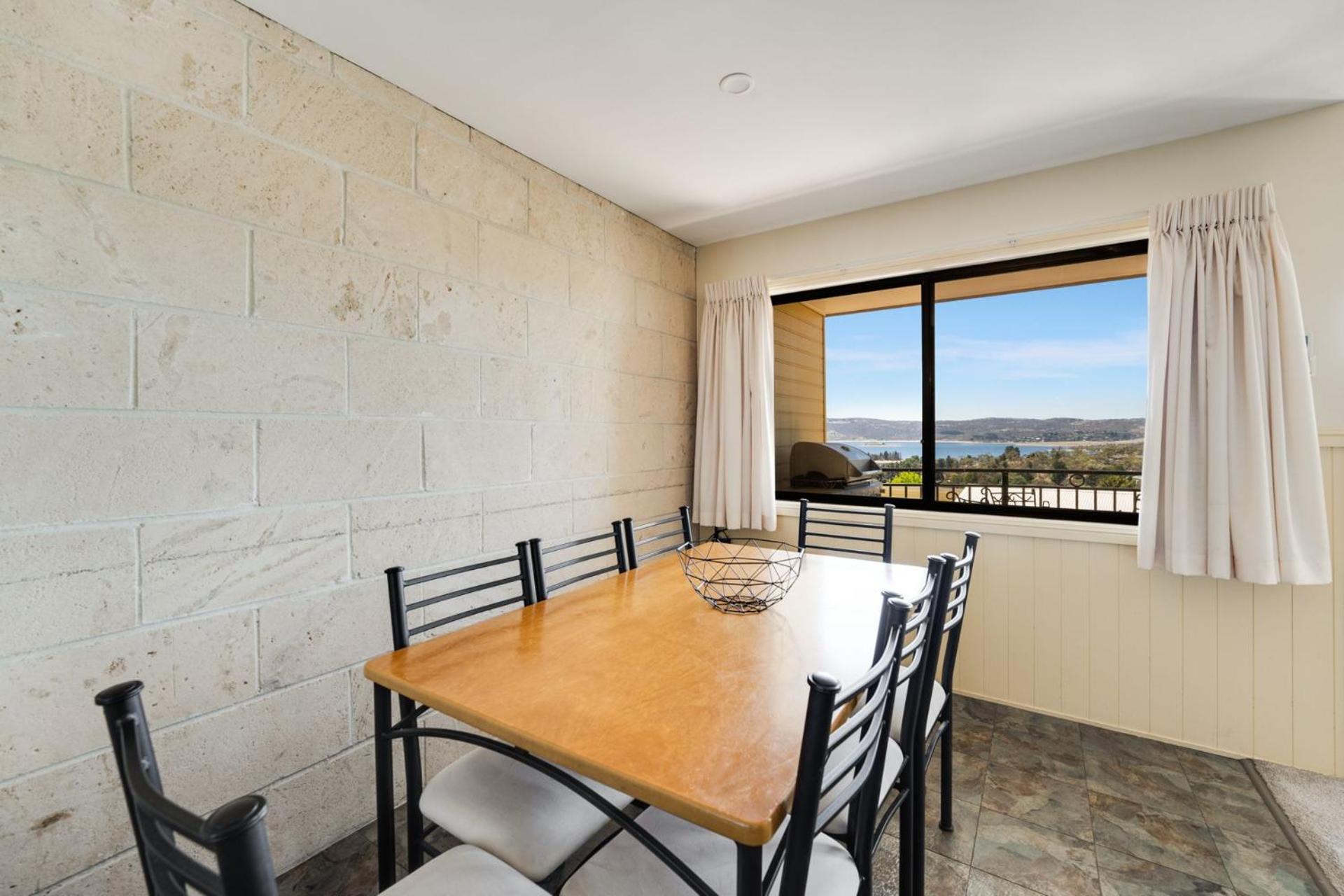Dromaius 5 - 3BR Townhouse l Lake Views l Spa Bath l WiFi l BBQ