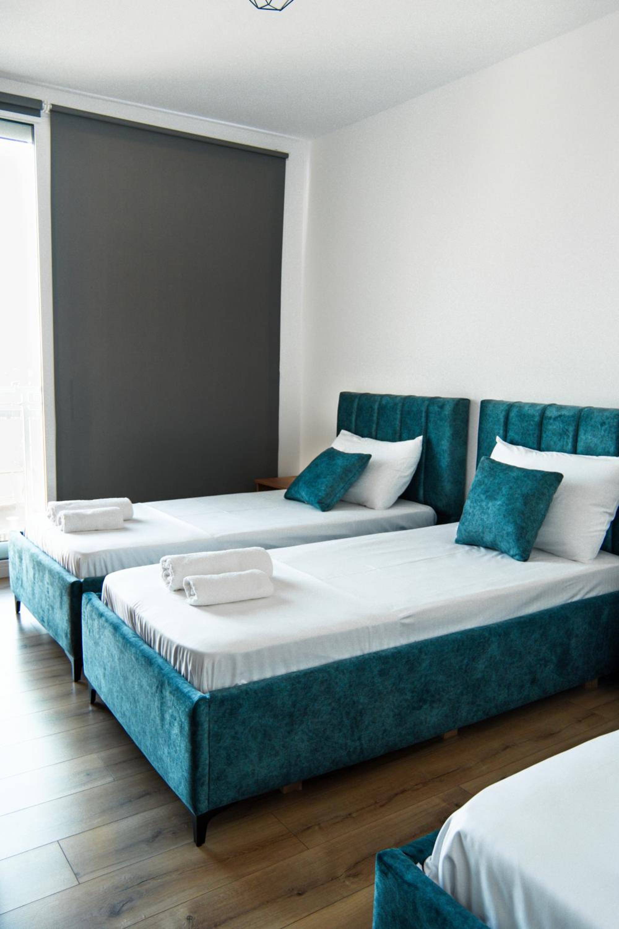 Urban Serenity City Skyline View Apartment 1