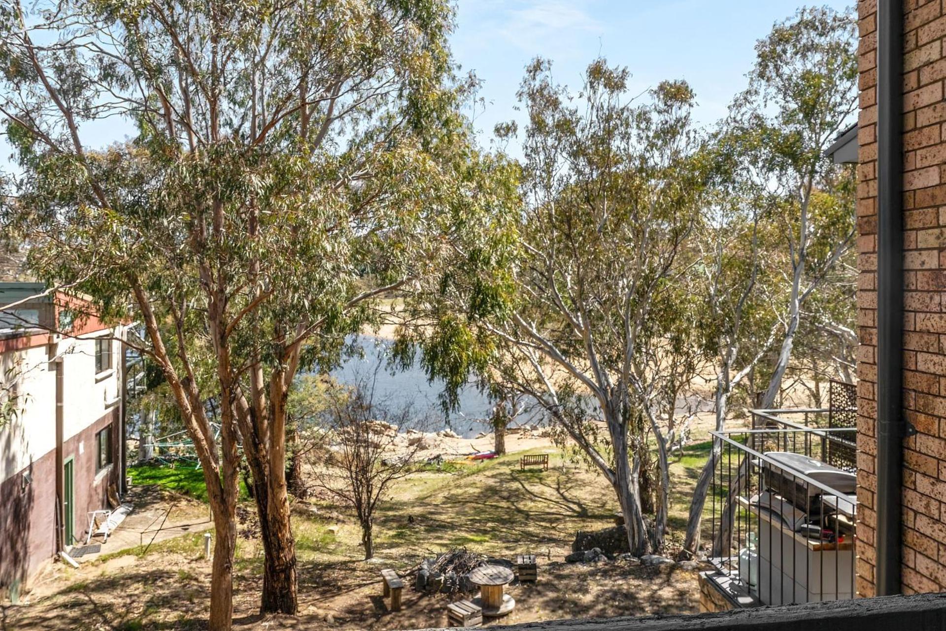 Lakeside Townhouse - 2BR Modern Townhouse l Lake Views l Balcony l Walking Distance To Town