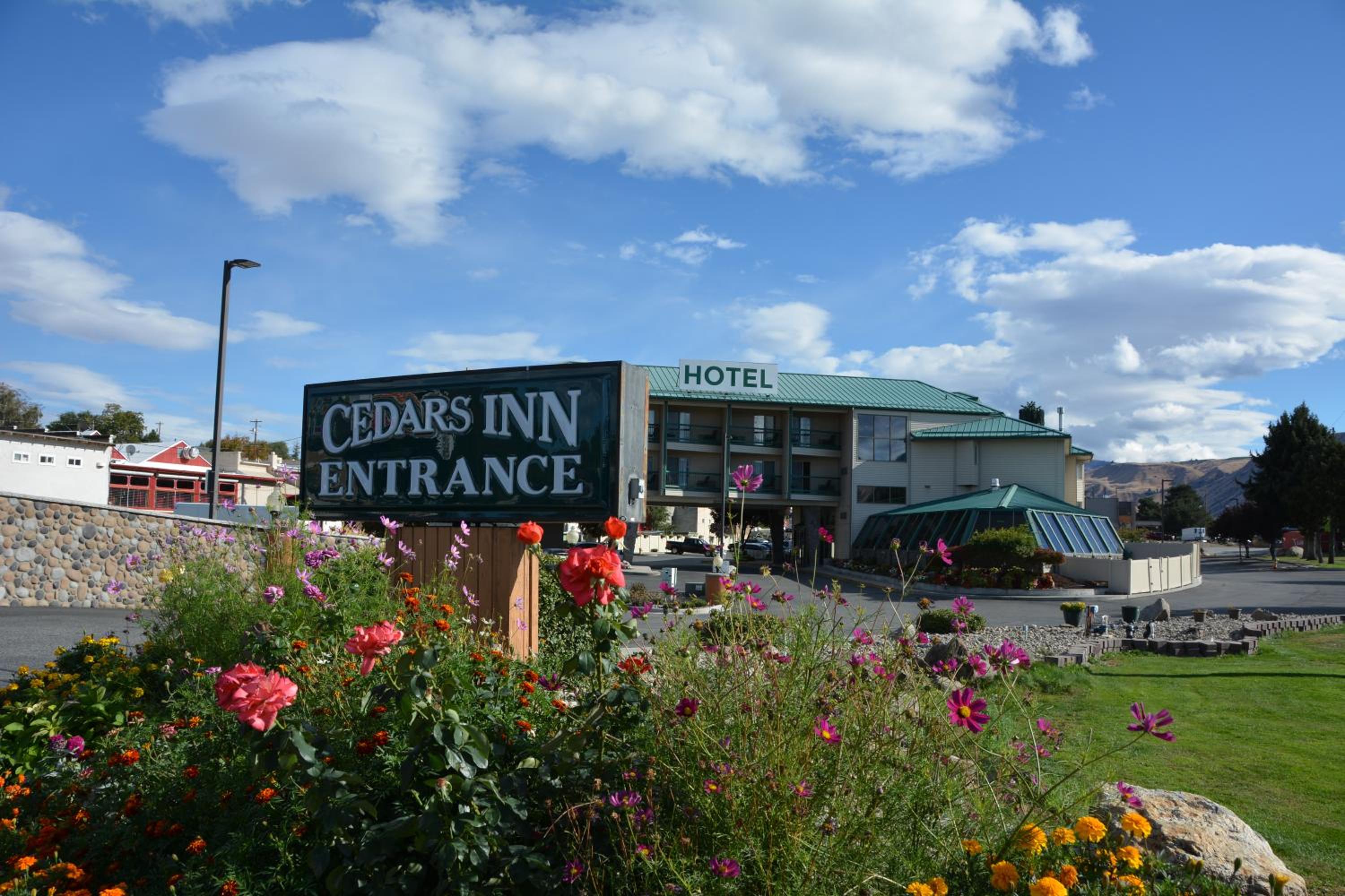Hotel Cedars Inn