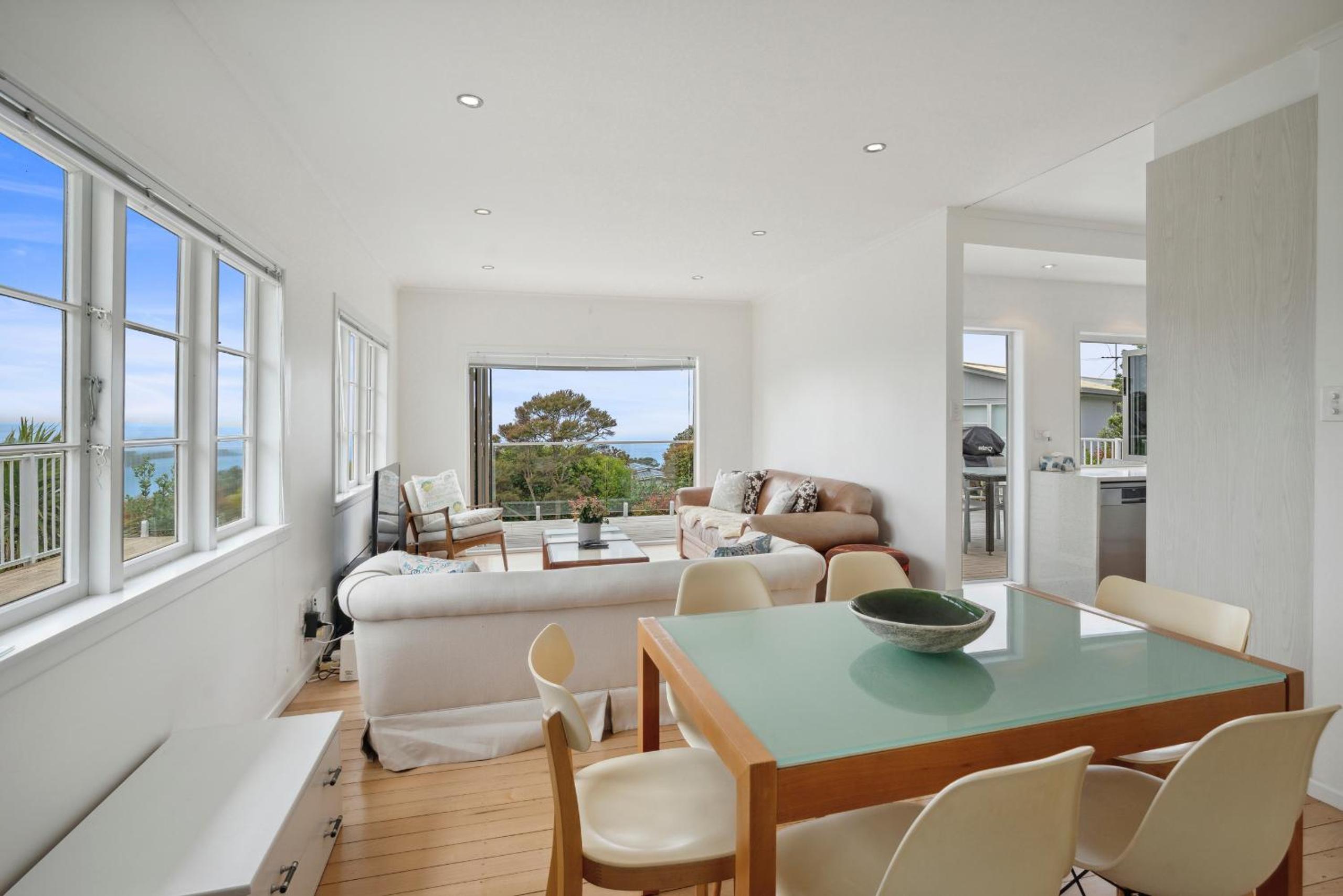 Sun-drenched Bach - Leigh Holiday Home view 3