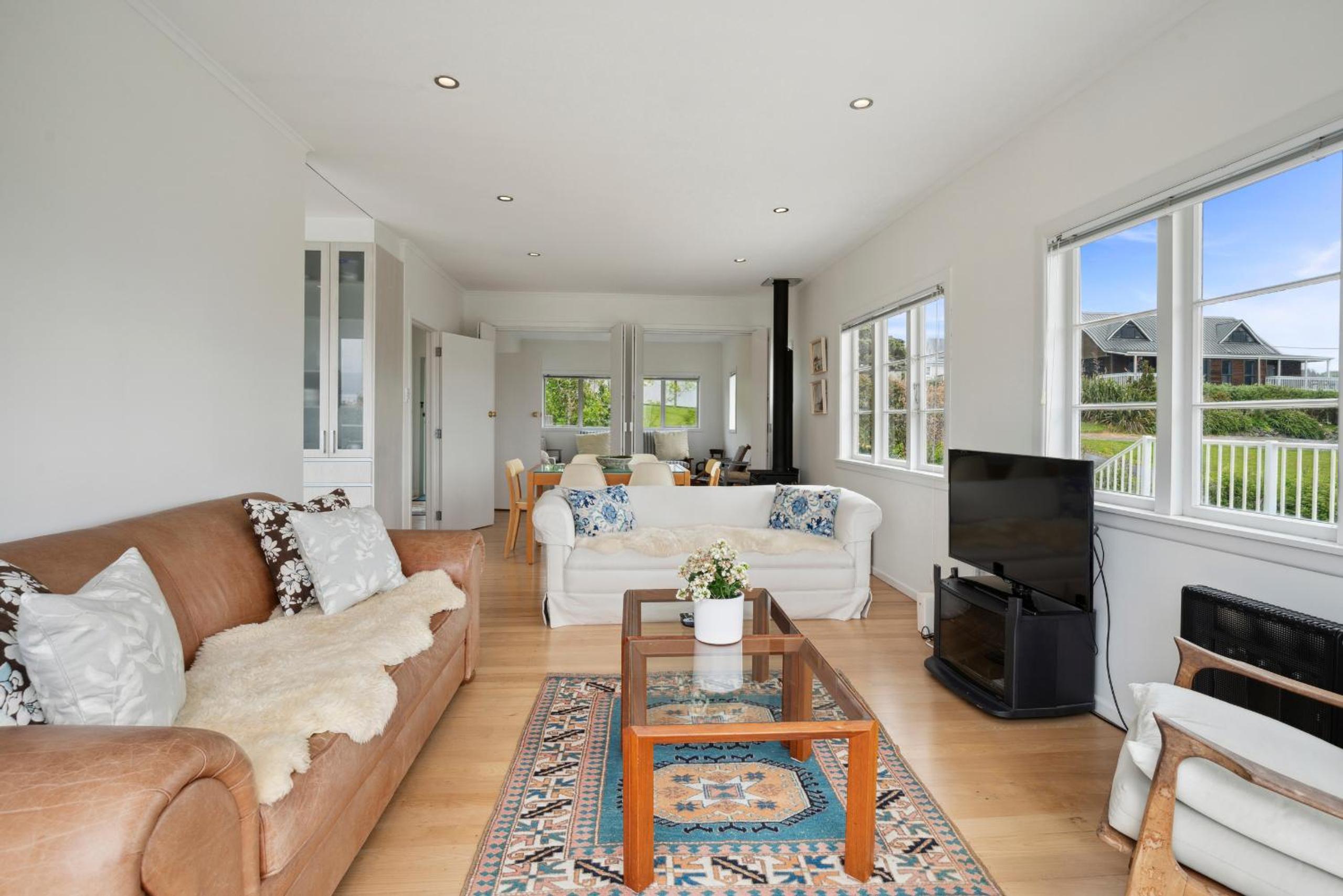 Sun-drenched Bach - Leigh Holiday Home view 4