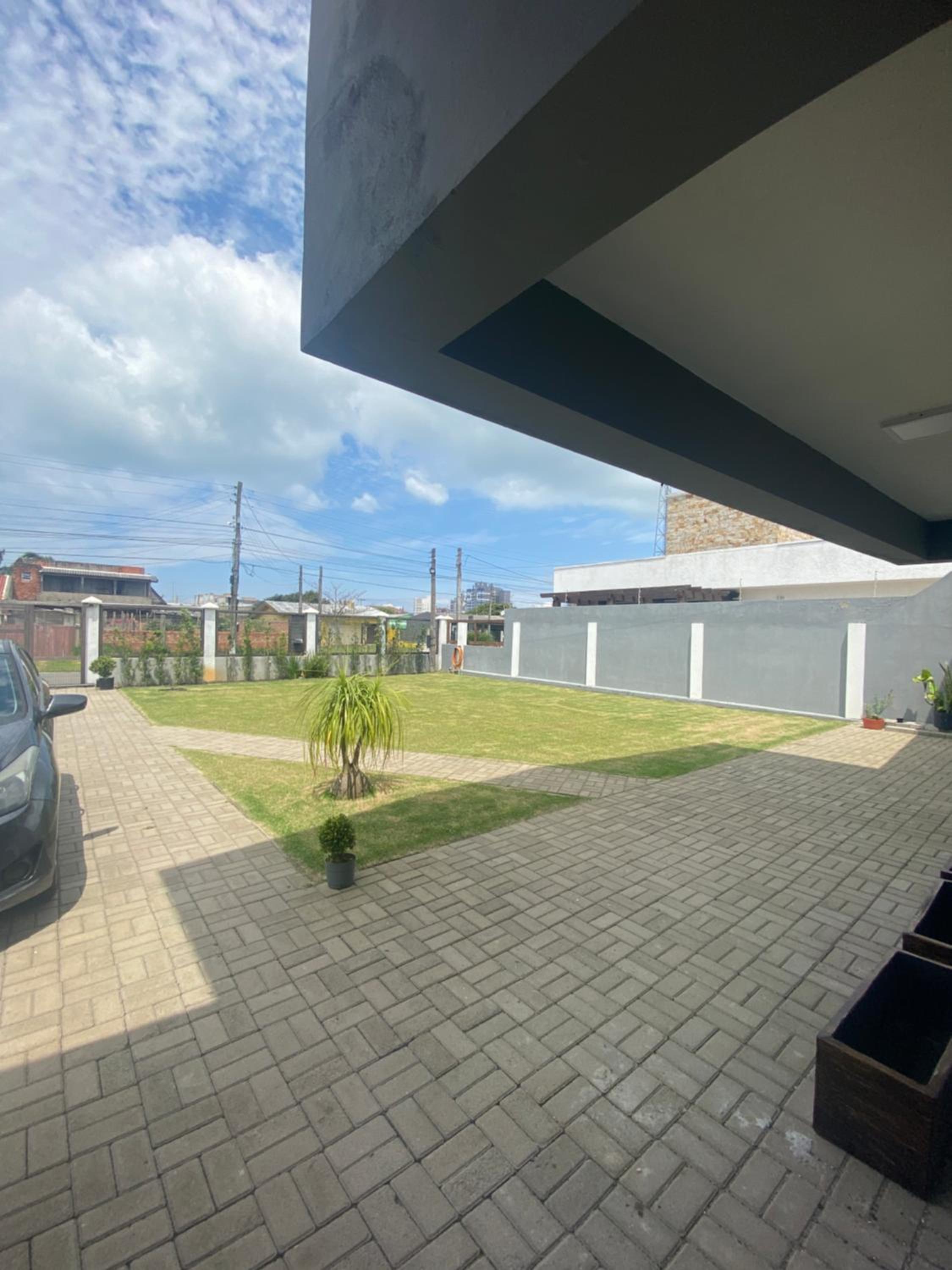 Casa grande com jardim