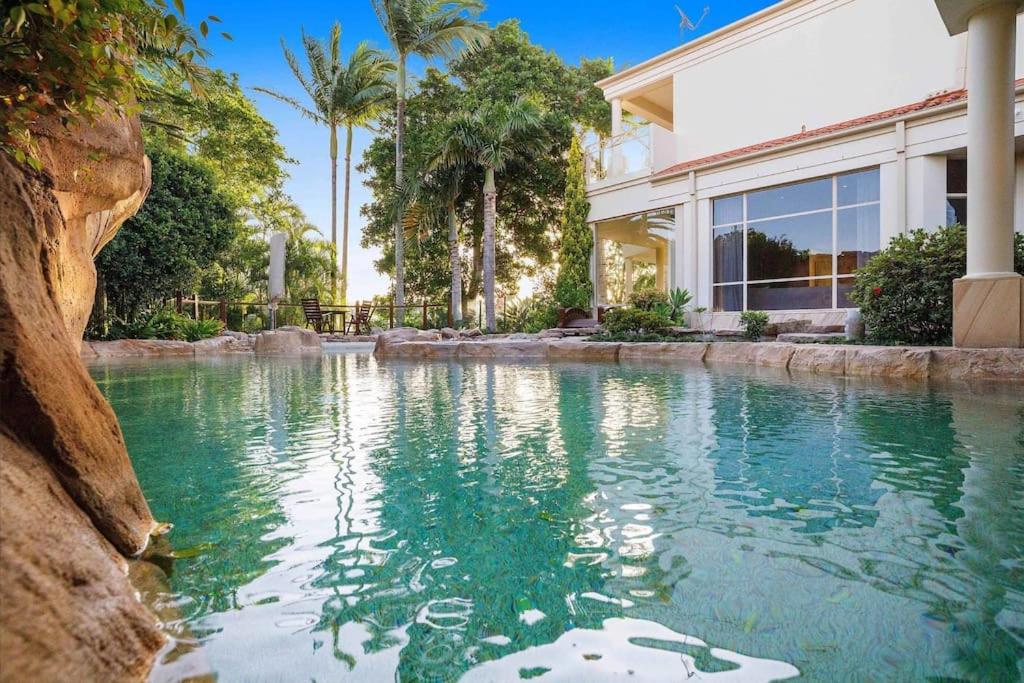 Extravagant waterfront home!