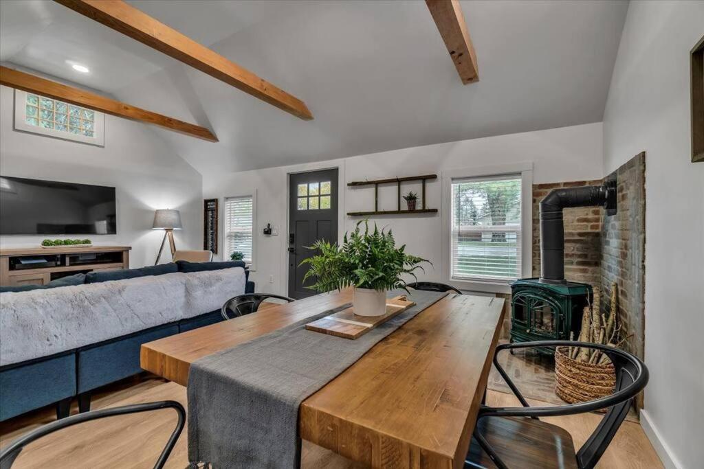 Pet-Friendly Cozy Midtown Cabin Retreat view 2
