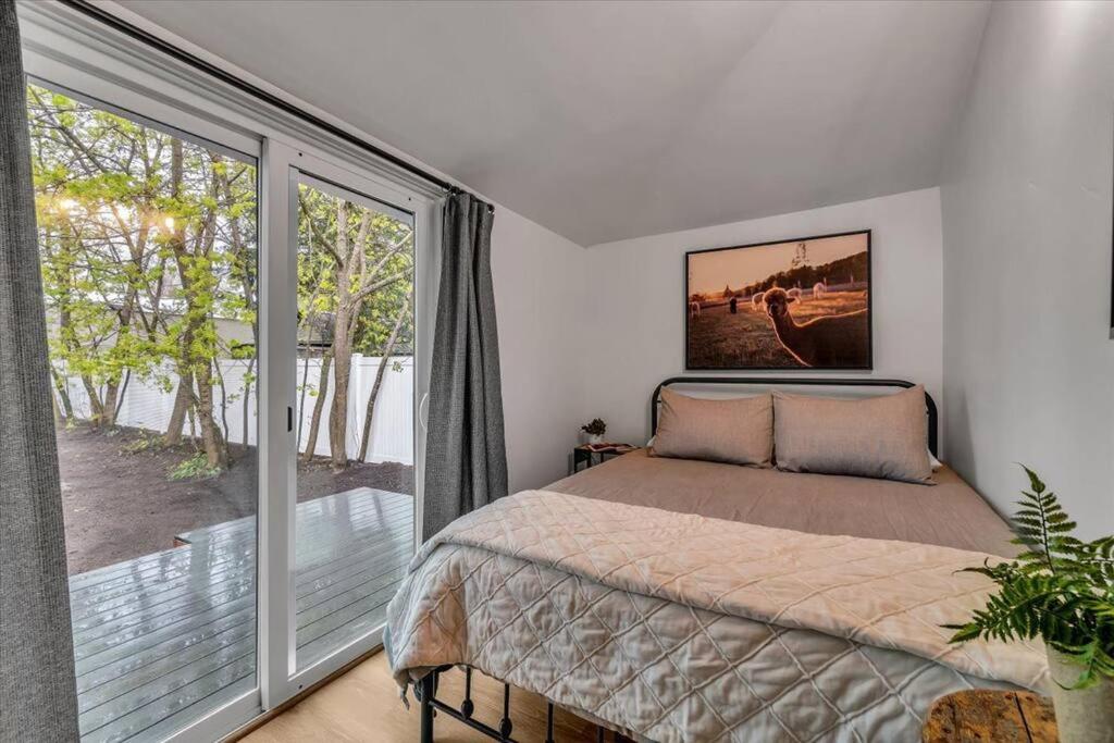 Pet-Friendly Cozy Midtown Cabin Retreat view 3