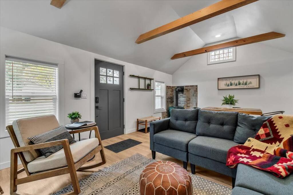 Pet-Friendly Cozy Midtown Cabin Retreat view 4