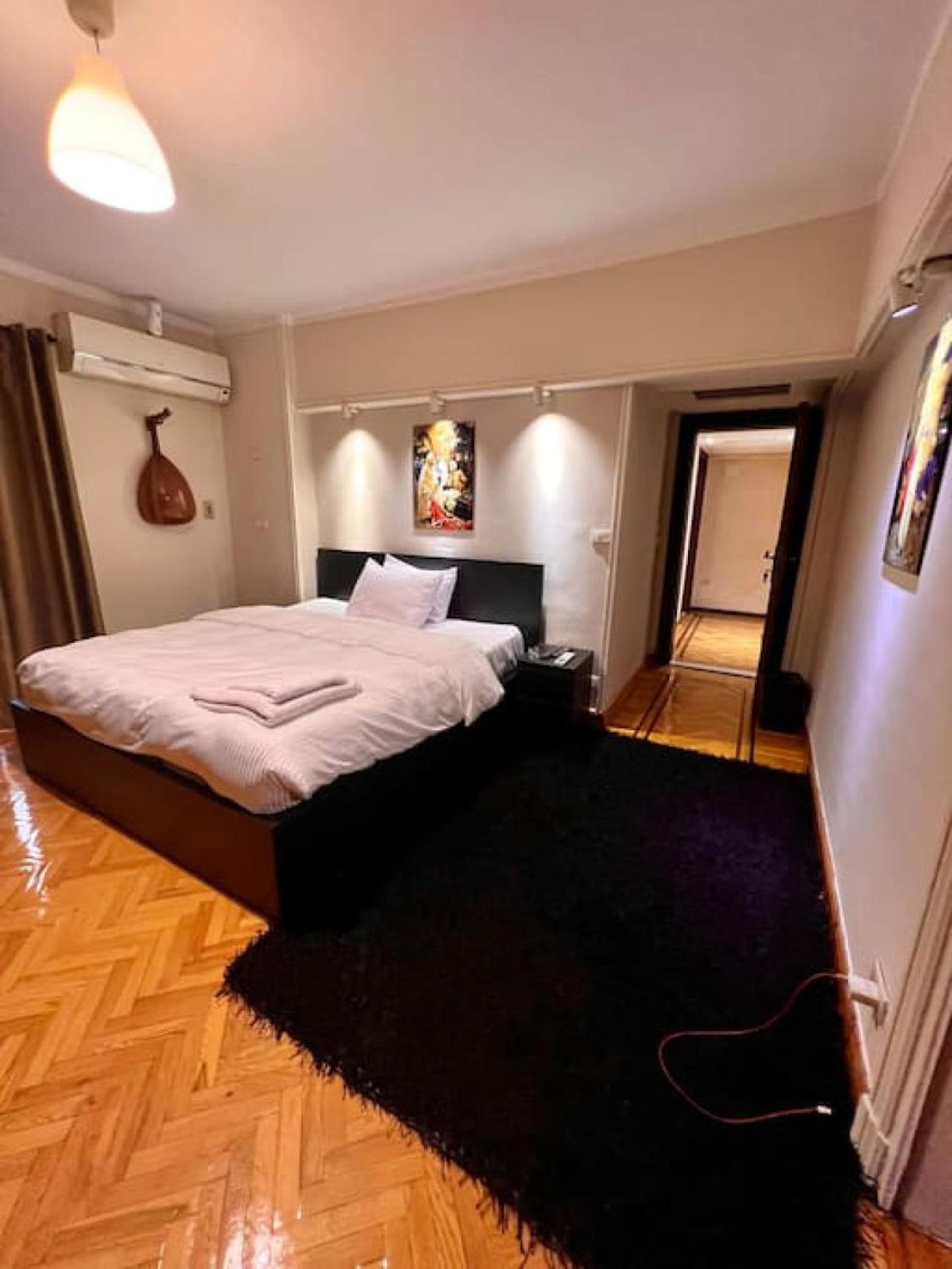 Rosa Black 2BR Suite with Hot Tub, Gym & Office