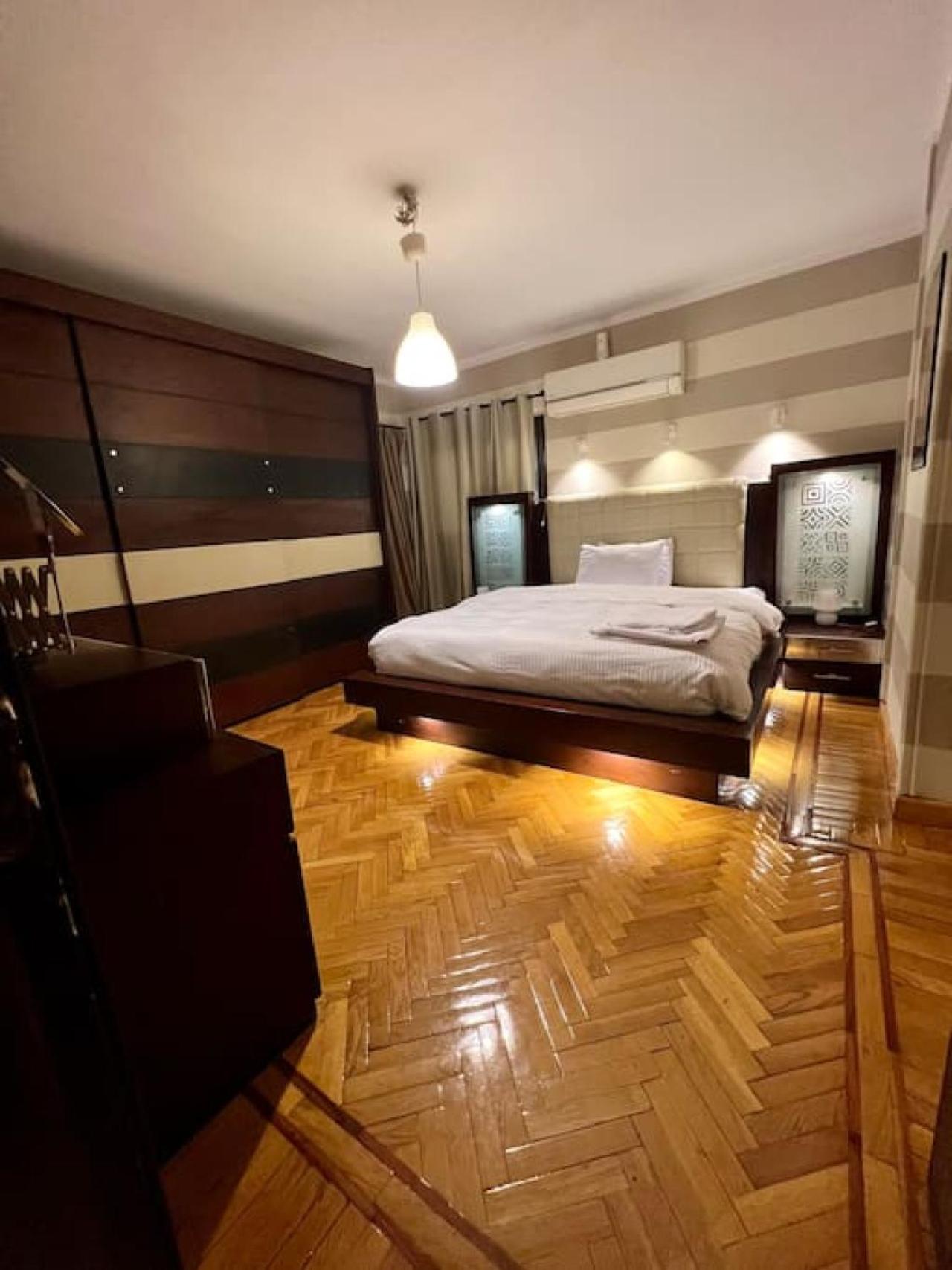 Rosa Black 2BR Suite with Hot Tub, Gym & Office