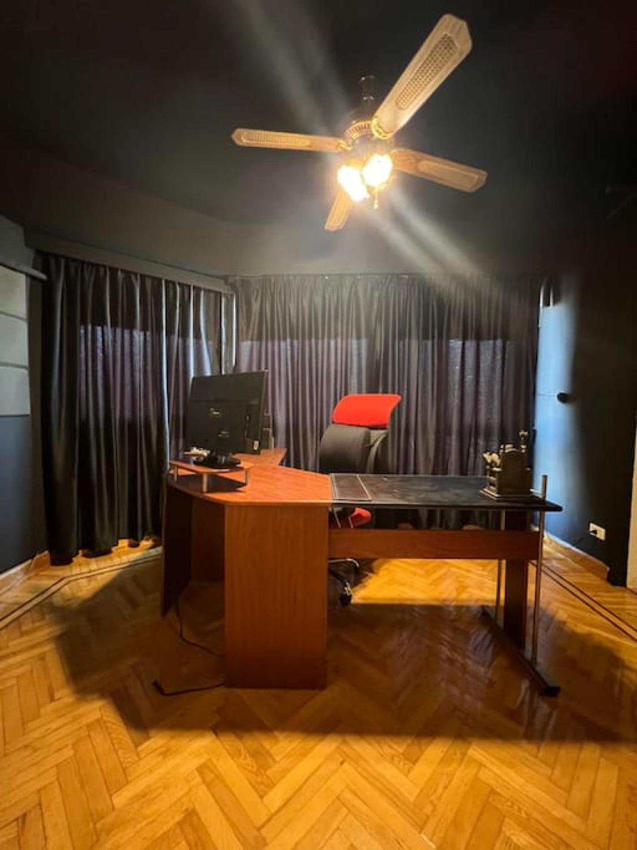 Rosa Black 2BR Suite with Hot Tub, Gym & Office