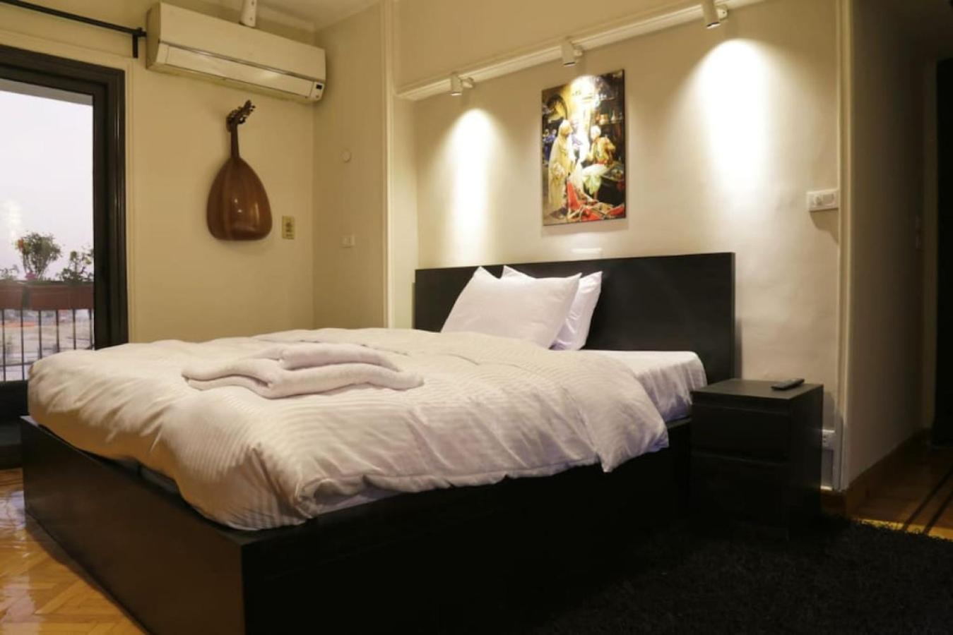 Rosa Black 2BR Suite with Hot Tub, Gym & Office