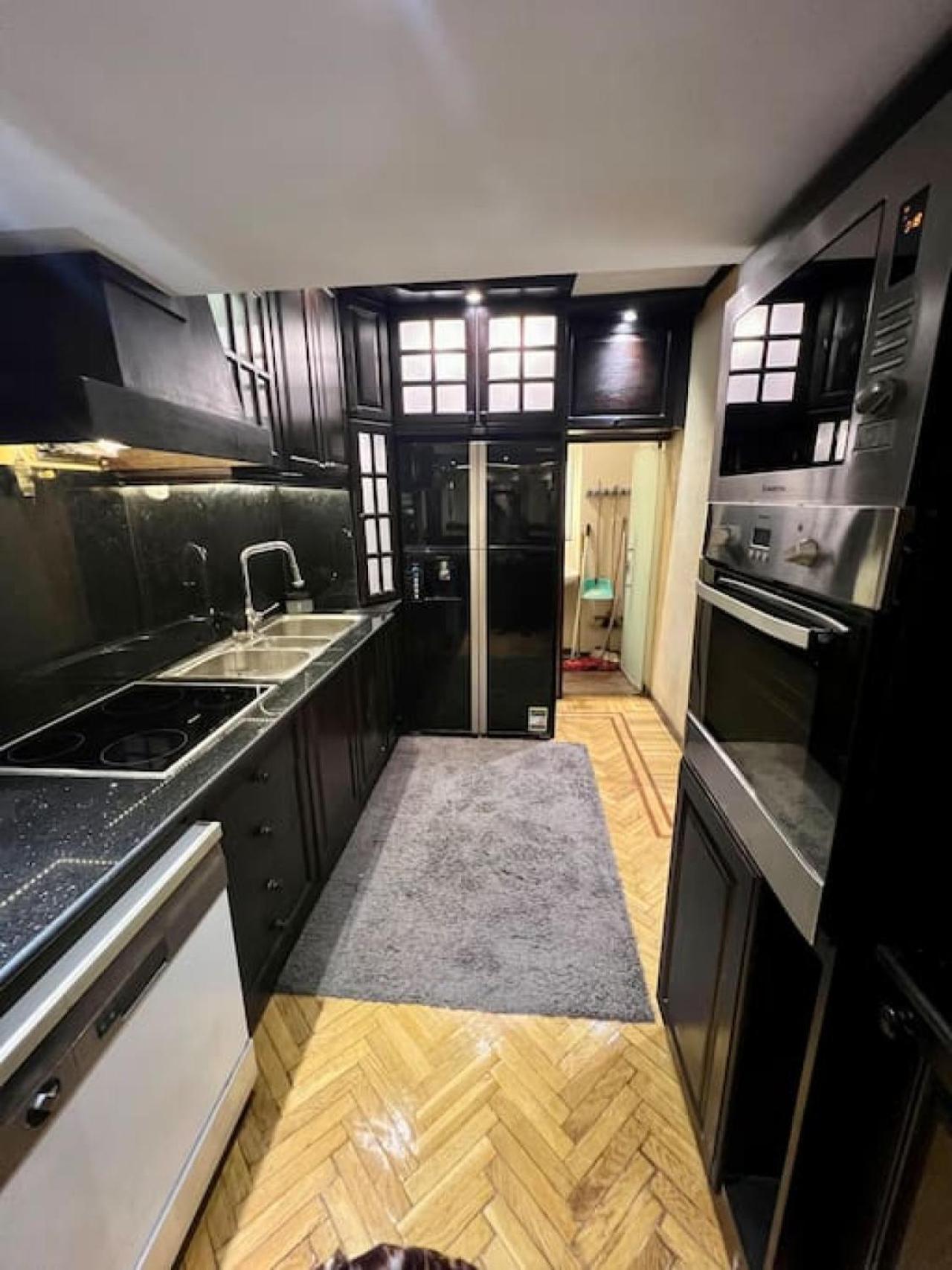 Rosa Black 2BR Suite with Hot Tub, Gym & Office