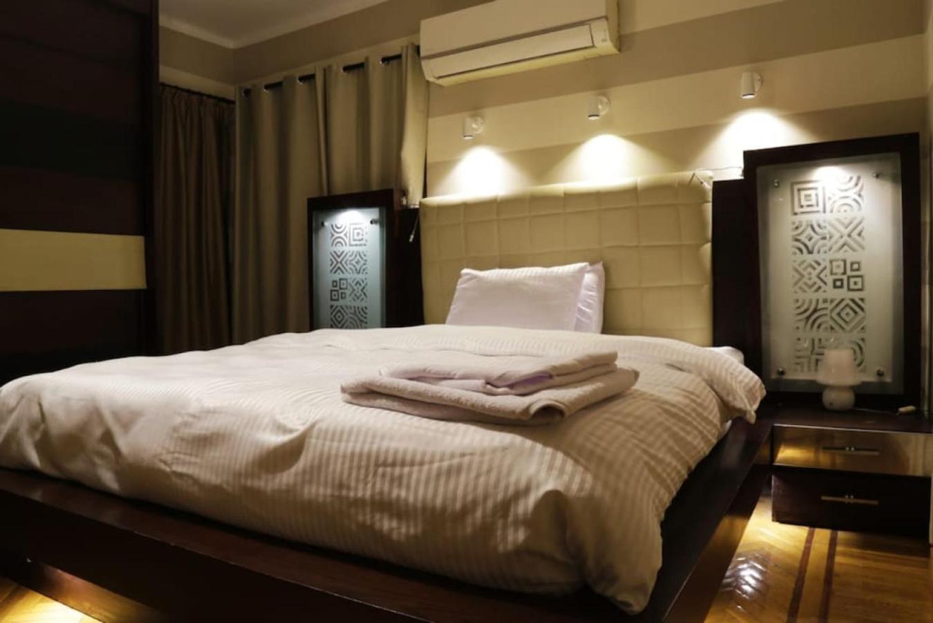 Rosa Black 2BR Suite with Hot Tub, Gym & Office
