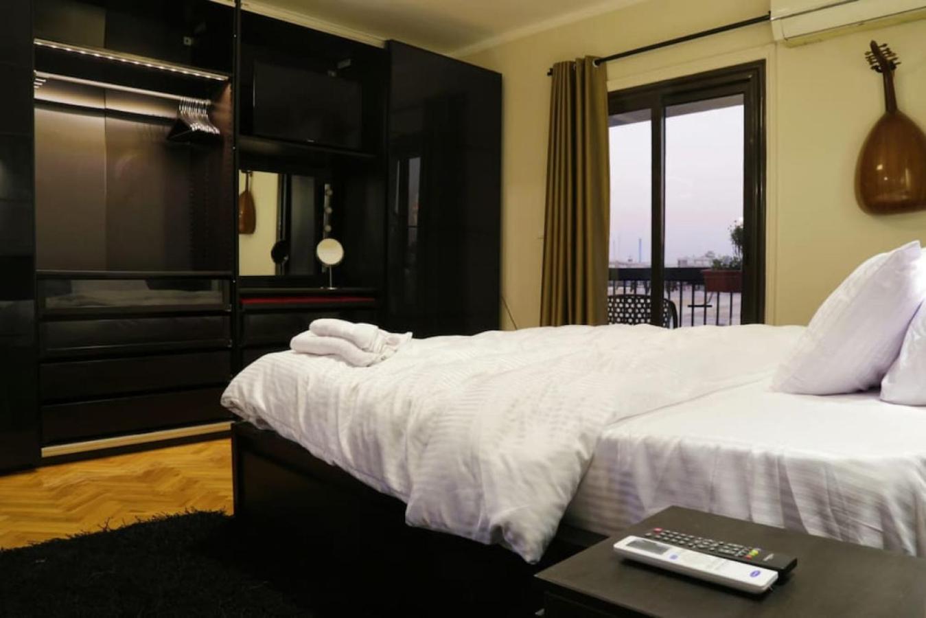 Rosa Black 2BR Suite with Hot Tub, Gym & Office
