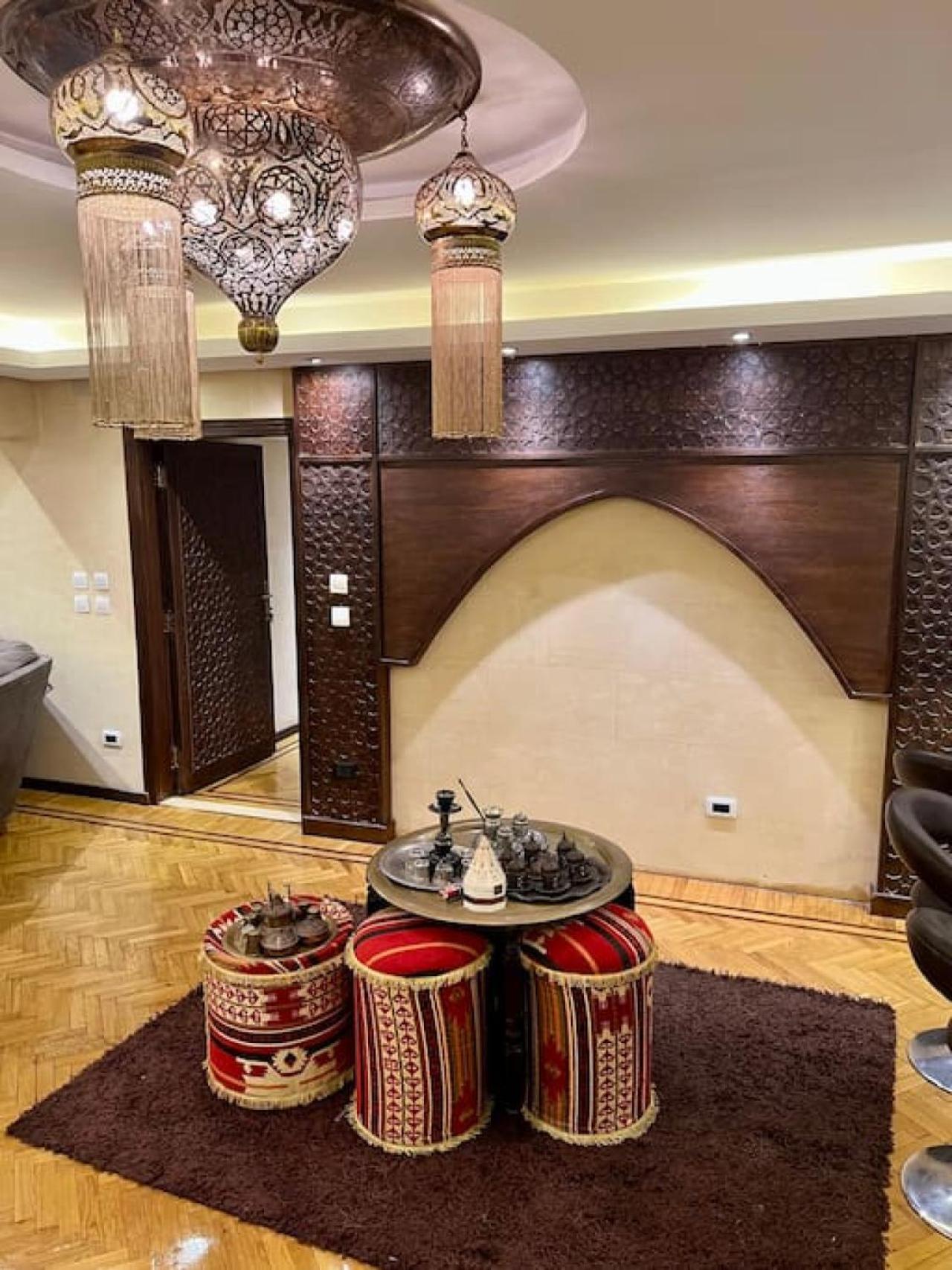 Rosa Black 2BR Suite with Hot Tub, Gym & Office