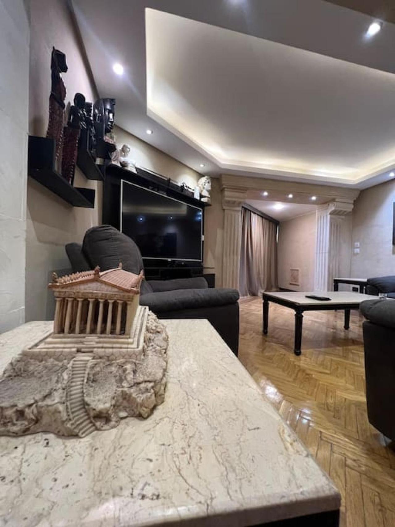 Rosa Black 2BR Suite with Hot Tub, Gym & Office