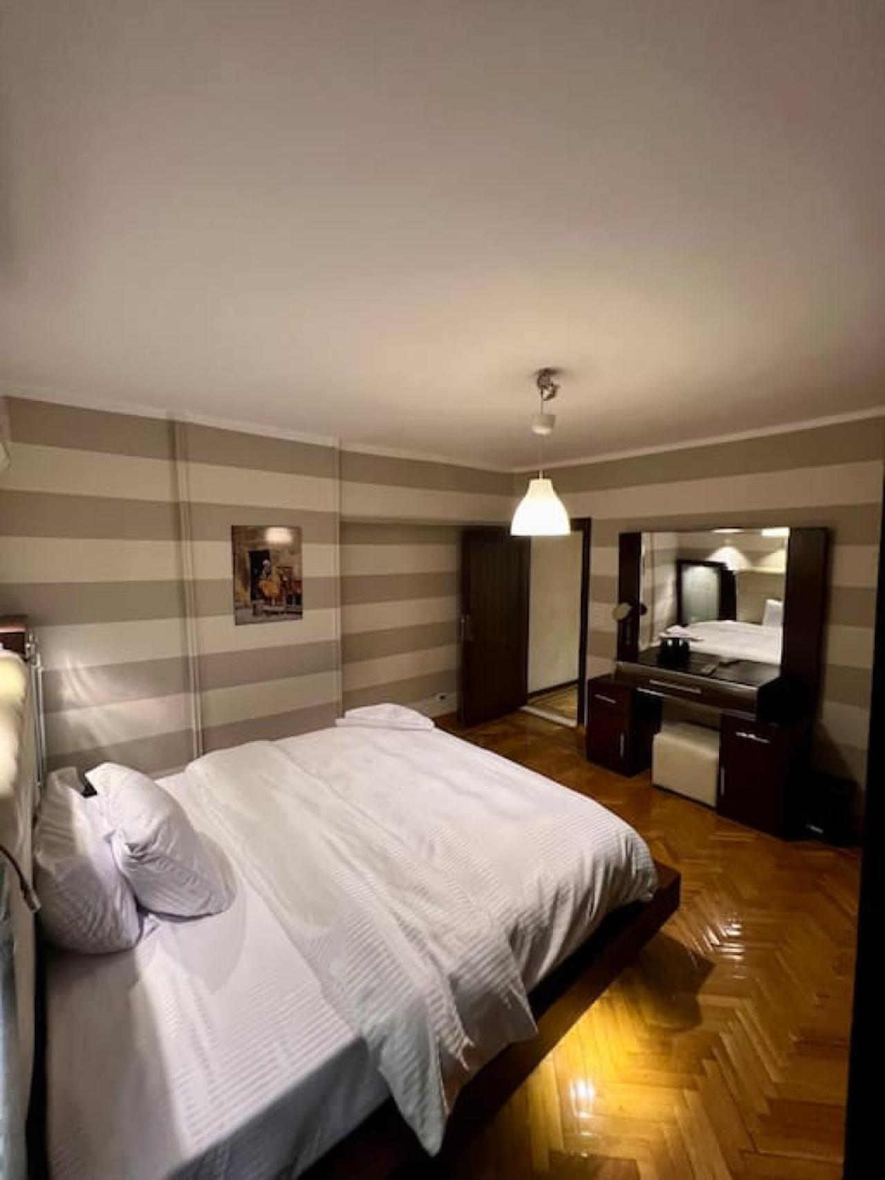 Rosa Black 2BR Suite with Hot Tub, Gym & Office