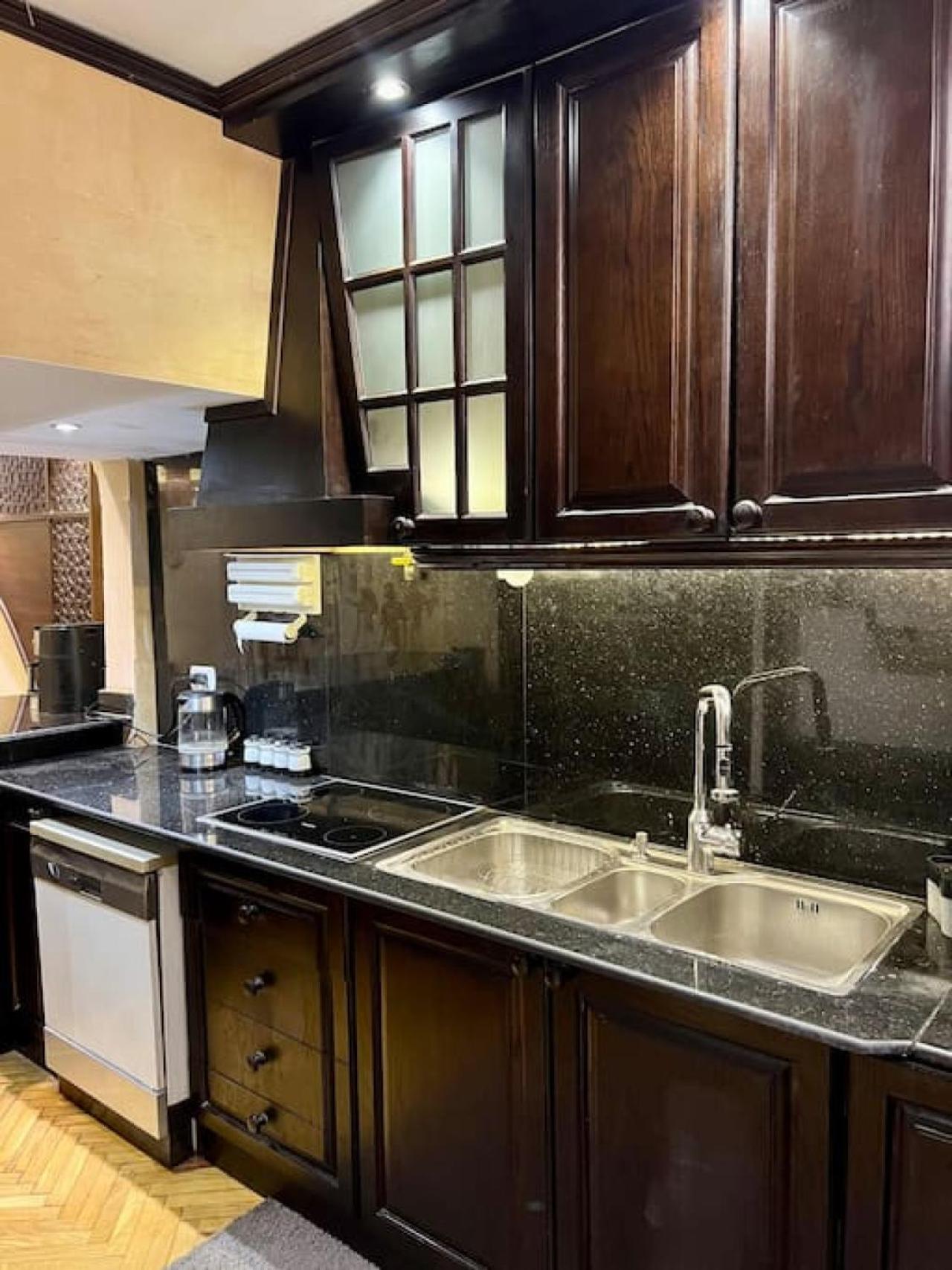 Rosa Black 2BR Suite with Hot Tub, Gym & Office