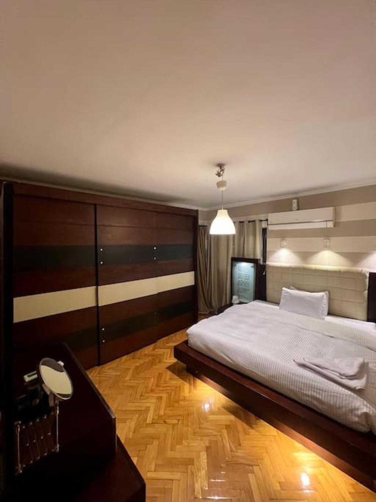 Rosa Black 2BR Suite with Hot Tub, Gym & Office