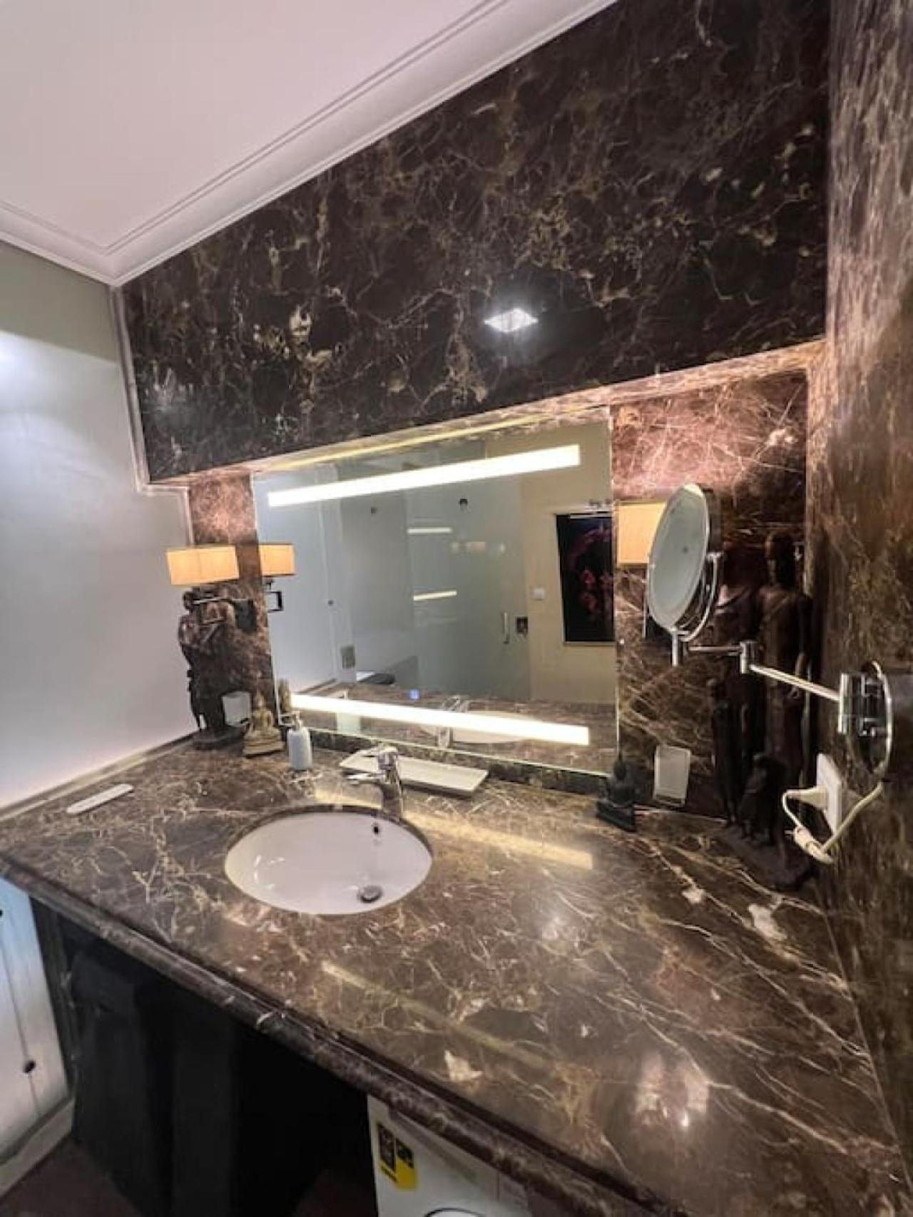 Rosa Black 2BR Suite with Hot Tub, Gym & Office