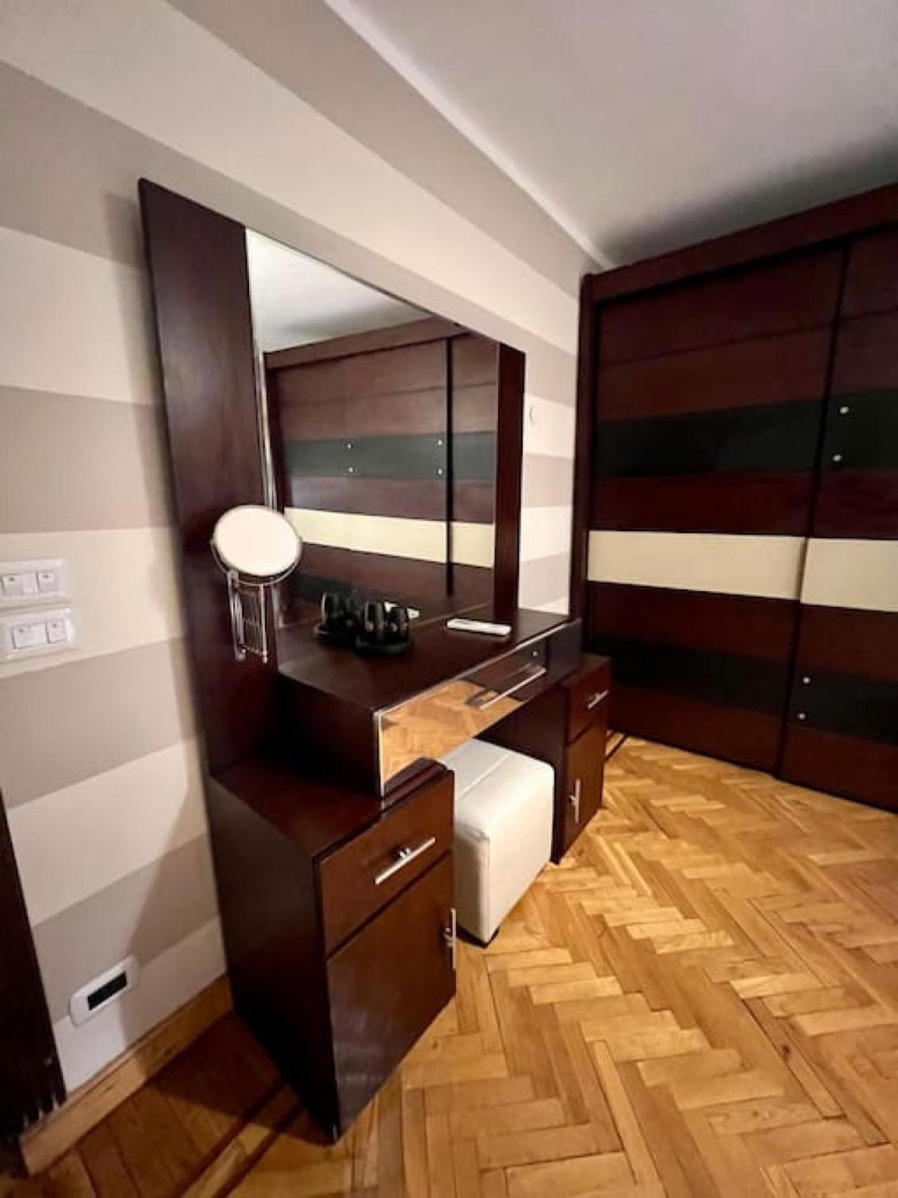 Rosa Black 2BR Suite with Hot Tub, Gym & Office
