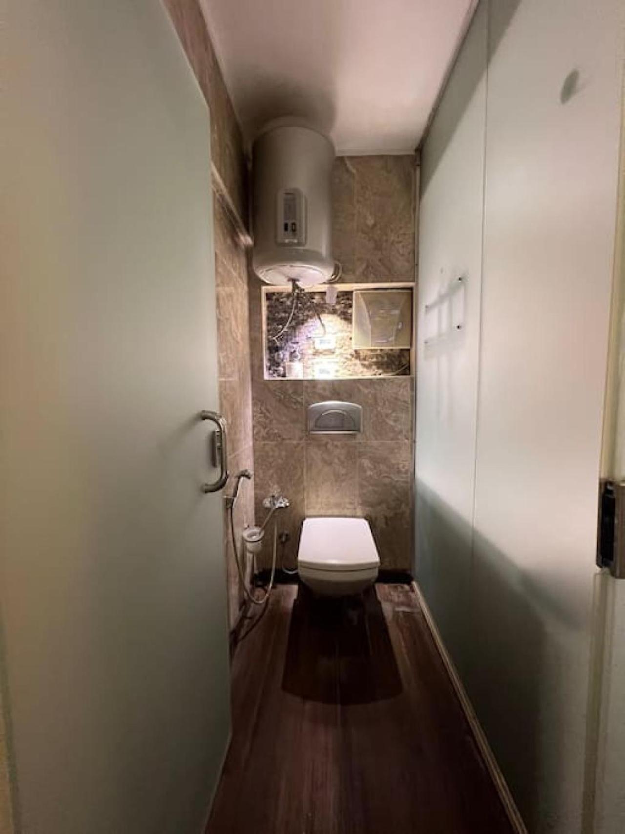 Rosa Black 2BR Suite with Hot Tub, Gym & Office