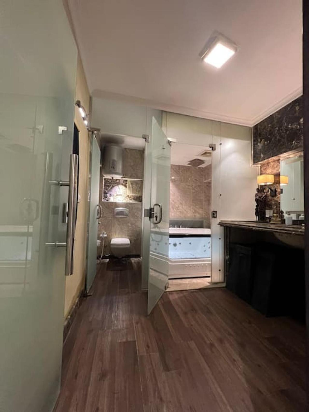 Rosa Black 2BR Suite with Hot Tub, Gym & Office