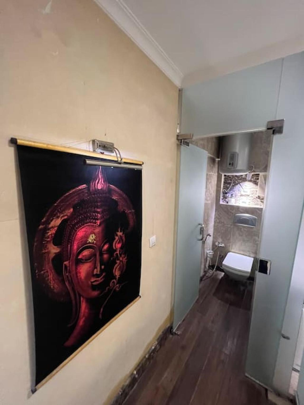 Rosa Black 2BR Suite with Hot Tub, Gym & Office