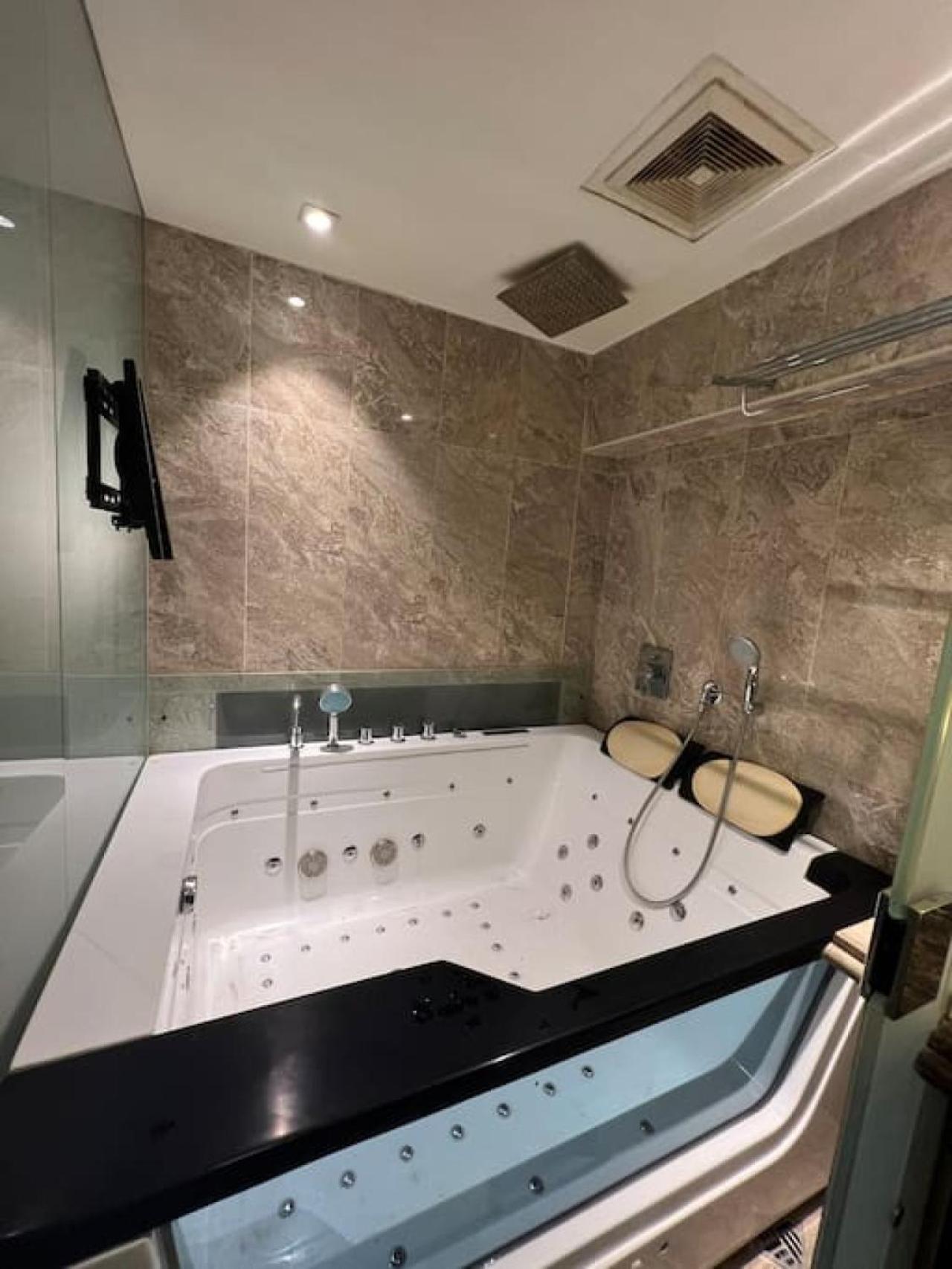 Rosa Black 2BR Suite with Hot Tub, Gym & Office