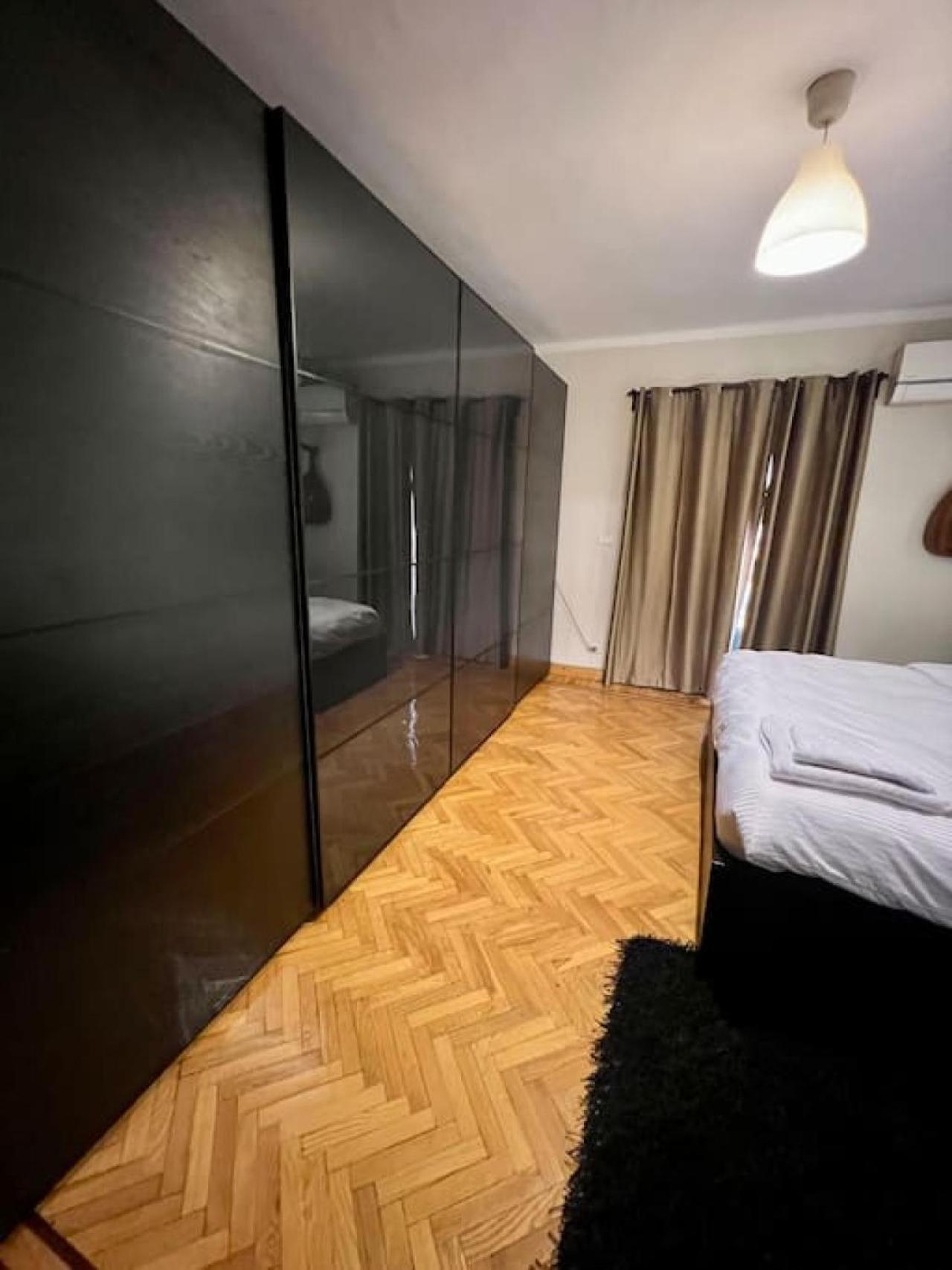 Rosa Black 2BR Suite with Hot Tub, Gym & Office