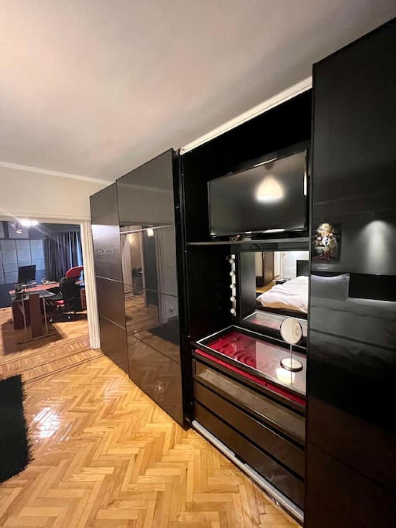Rosa Black 2BR Suite with Hot Tub, Gym & Office