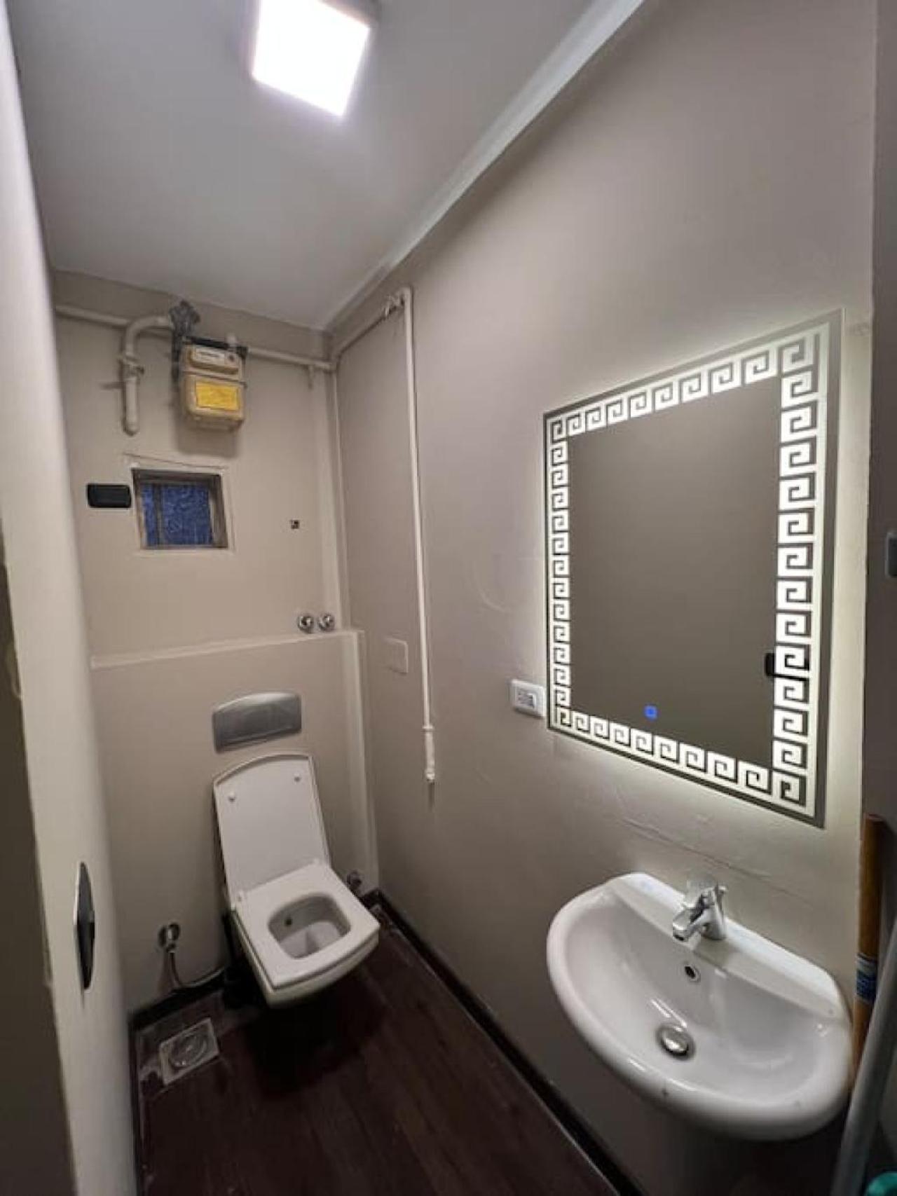 Rosa Black 2BR Suite with Hot Tub, Gym & Office