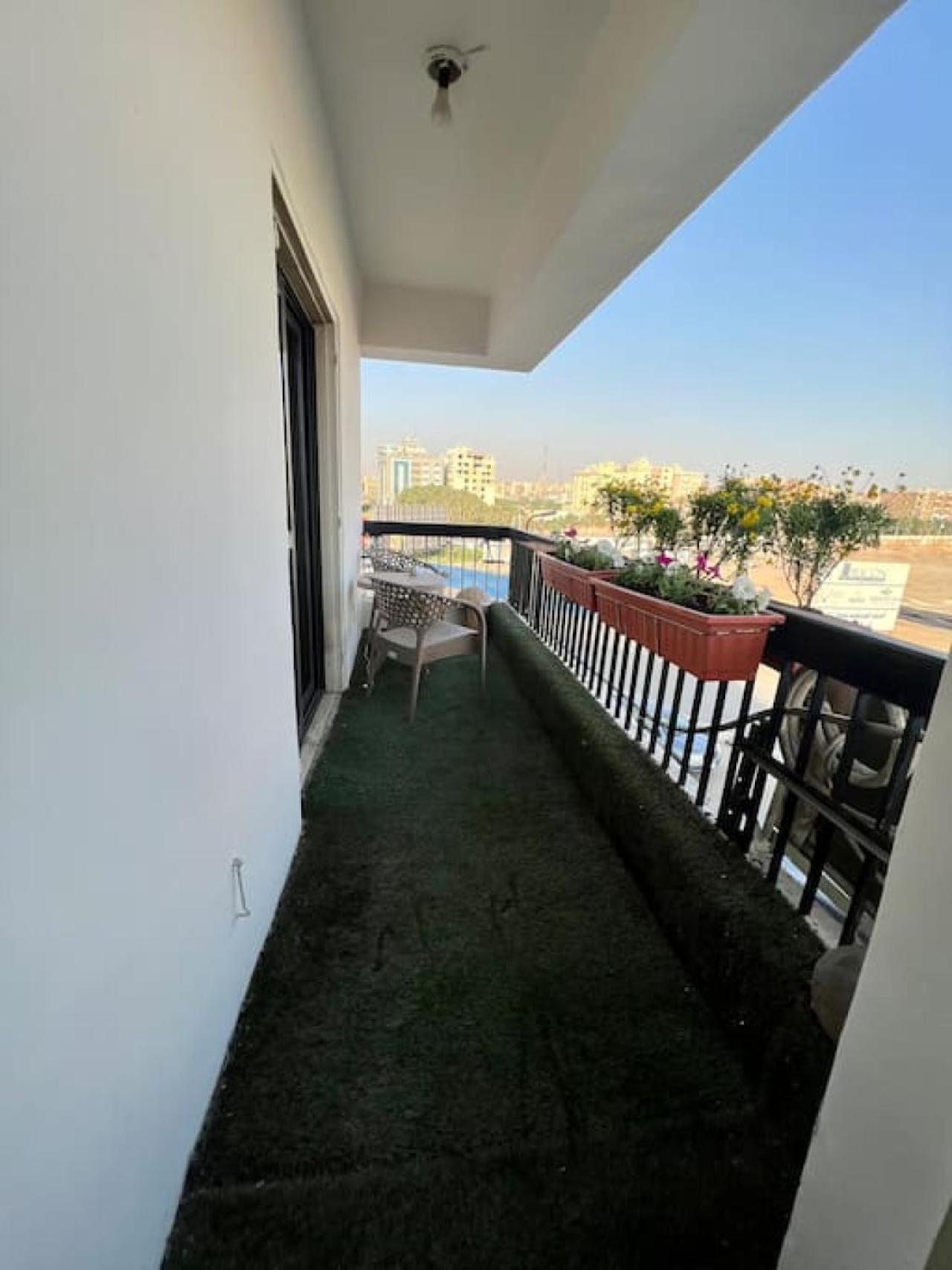 Rosa Black 2BR Suite with Hot Tub, Gym & Office