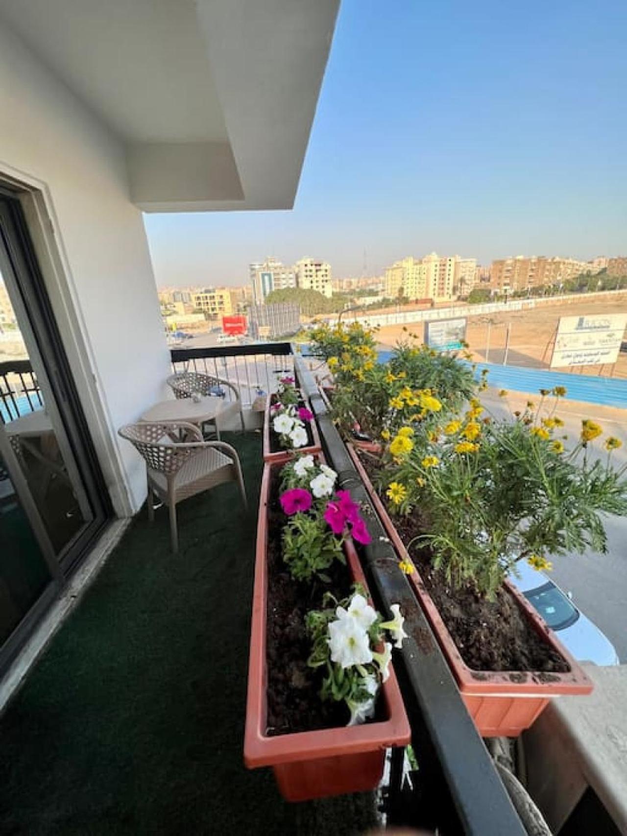 Rosa Black 2BR Suite with Hot Tub, Gym & Office