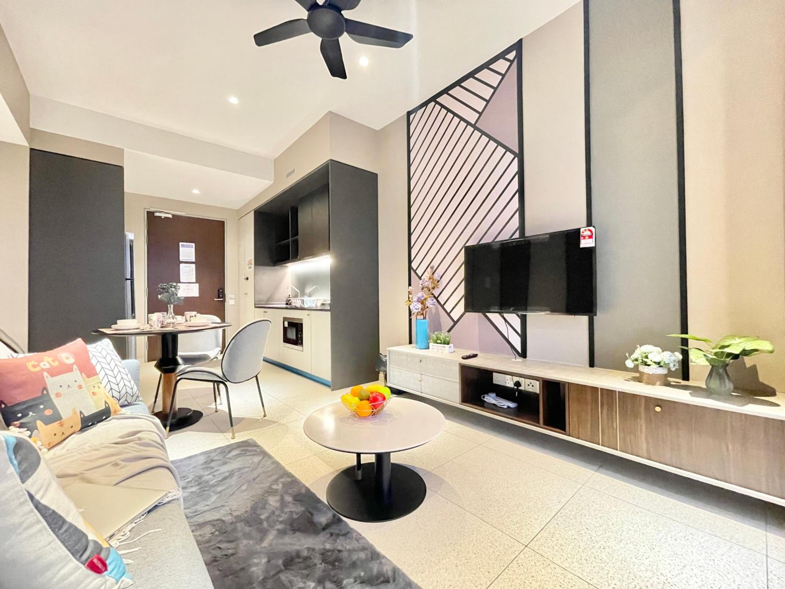 Modern 2B2B apt near Mid Valley - Wifi - Infinity Pool - Gym