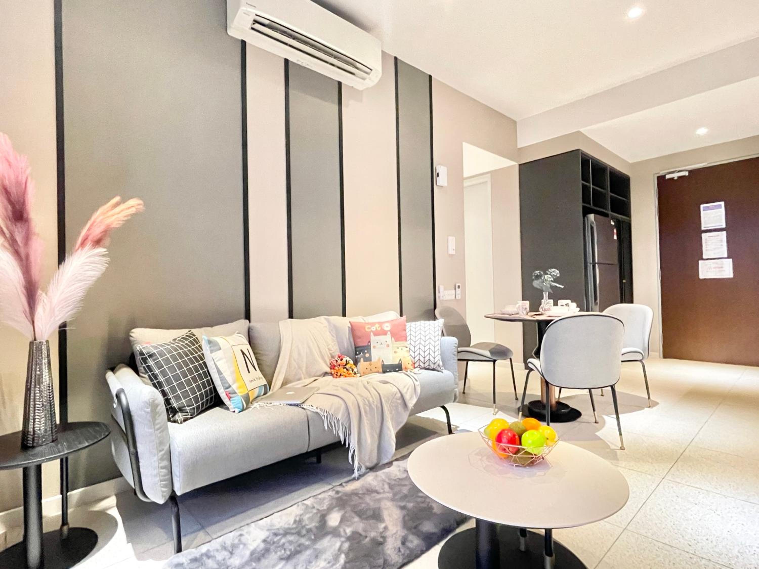 Modern 2B2B apt near Mid Valley - Wifi - Infinity Pool - Gym