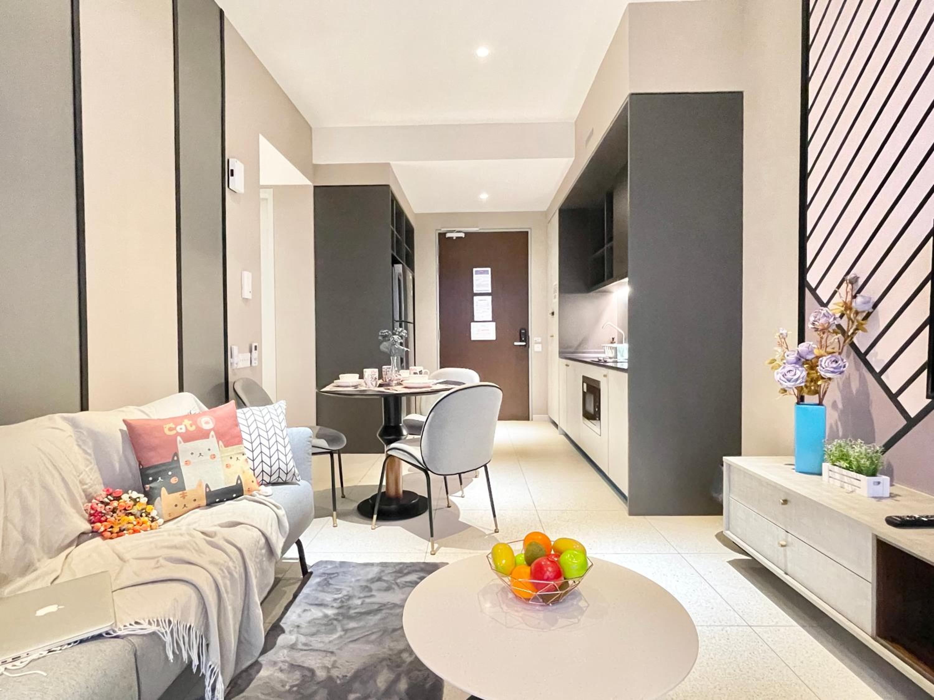 Modern 2B2B apt near Mid Valley - Wifi - Infinity Pool - Gym