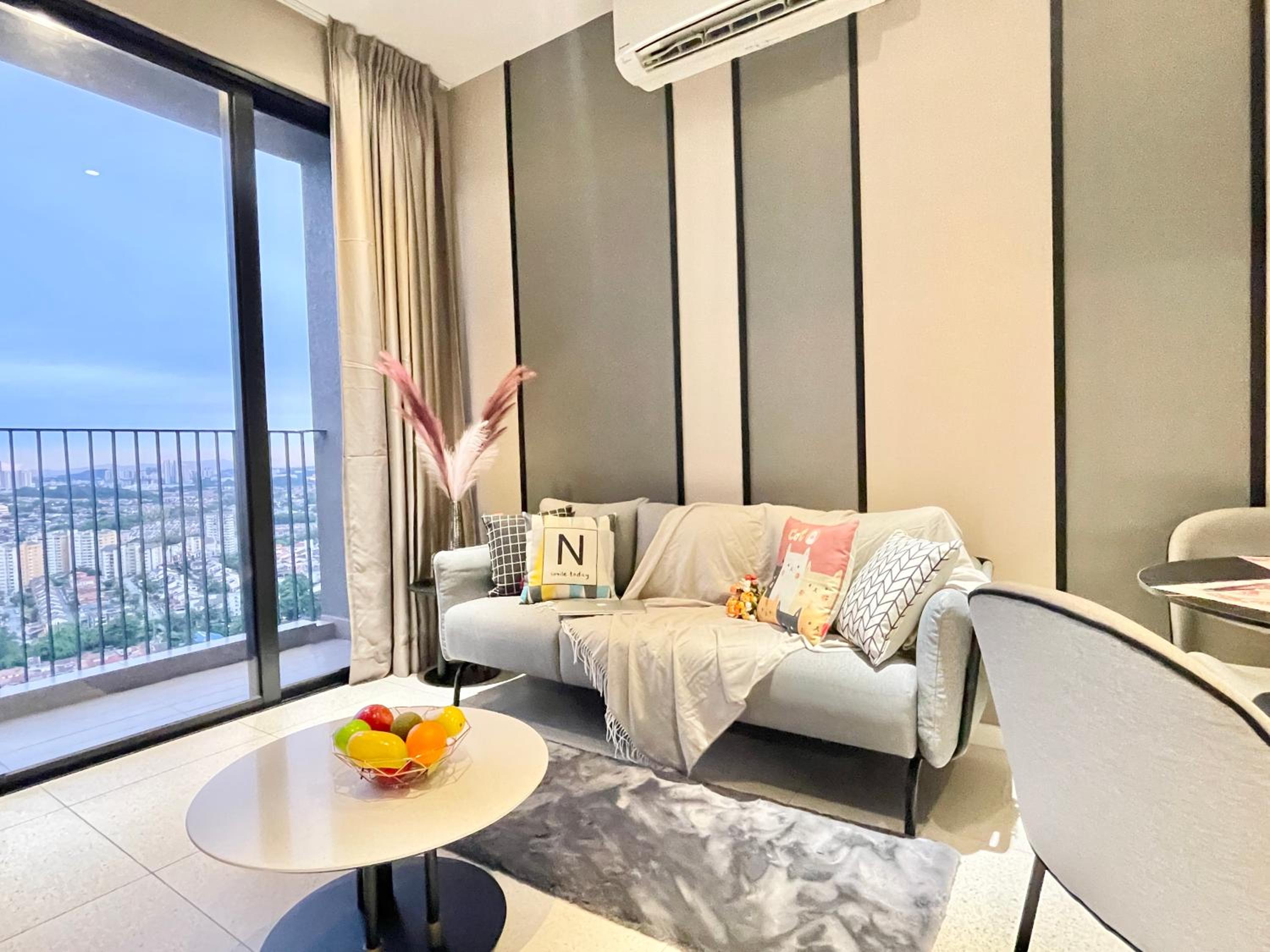 Modern 2B2B apt near Mid Valley - Wifi - Infinity Pool - Gym
