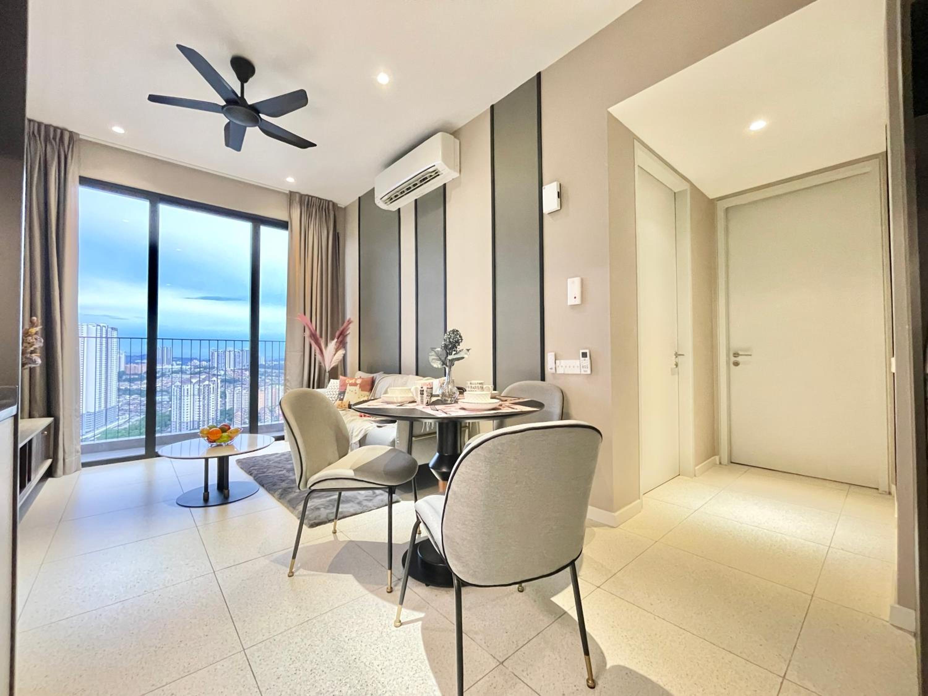 Modern 2B2B apt near Mid Valley - Wifi - Infinity Pool - Gym