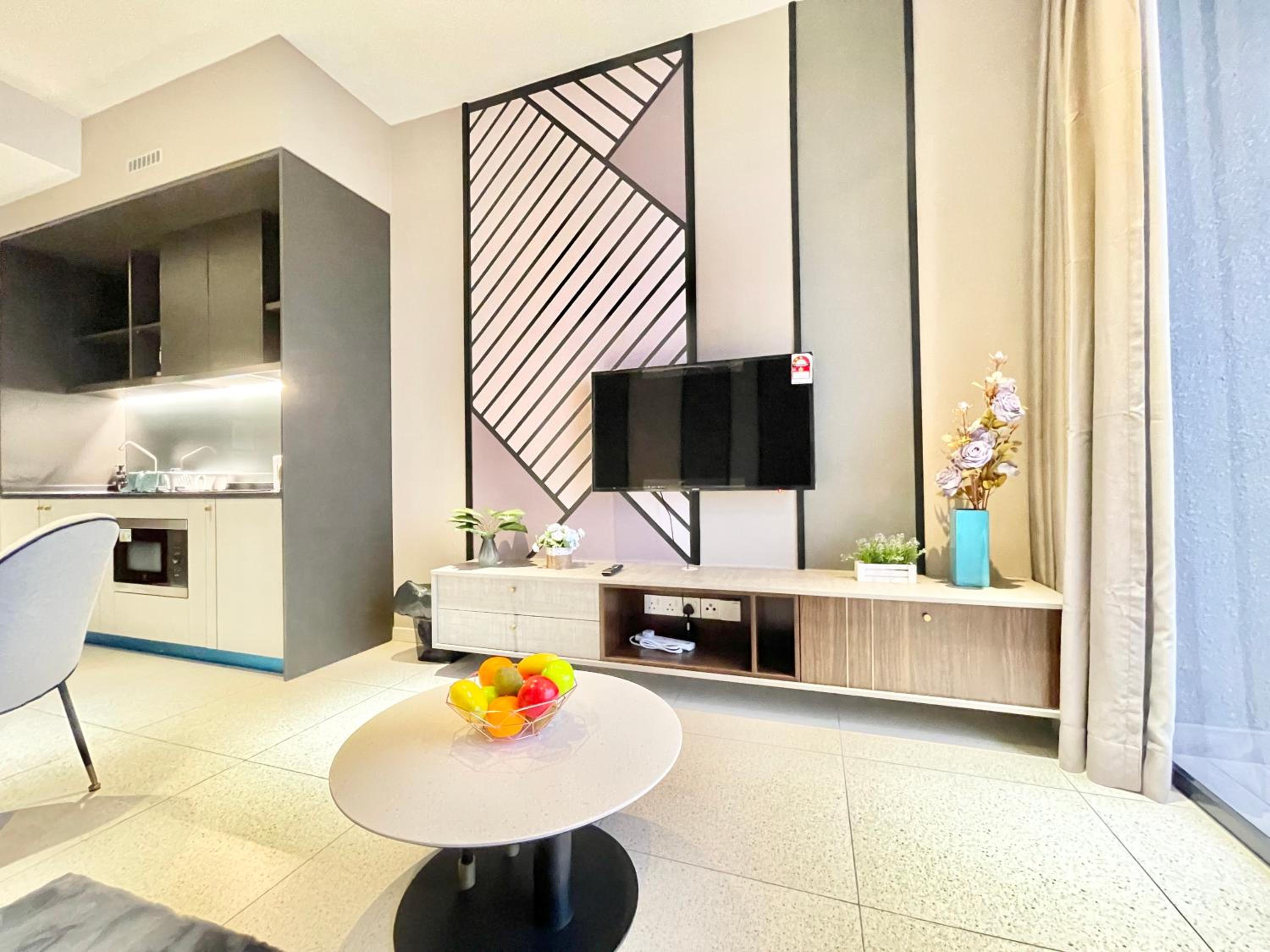 Modern 2B2B apt near Mid Valley - Wifi - Infinity Pool - Gym