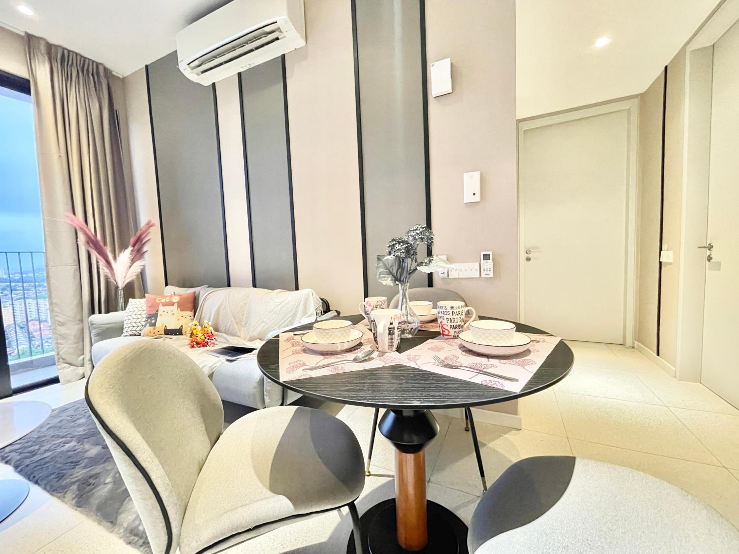 Modern 2B2B apt near Mid Valley - Wifi - Infinity Pool - Gym