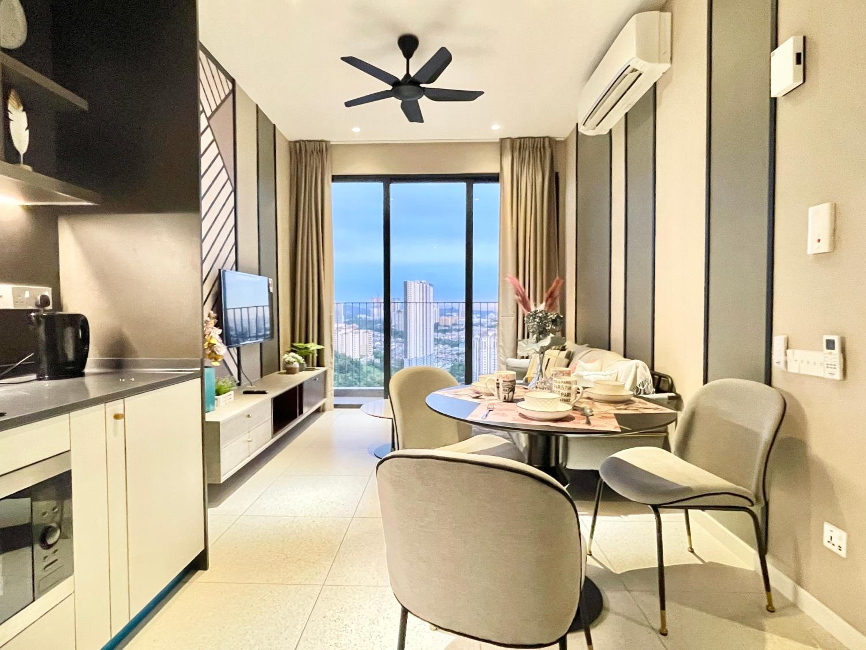 Modern 2B2B apt near Mid Valley - Wifi - Infinity Pool - Gym
