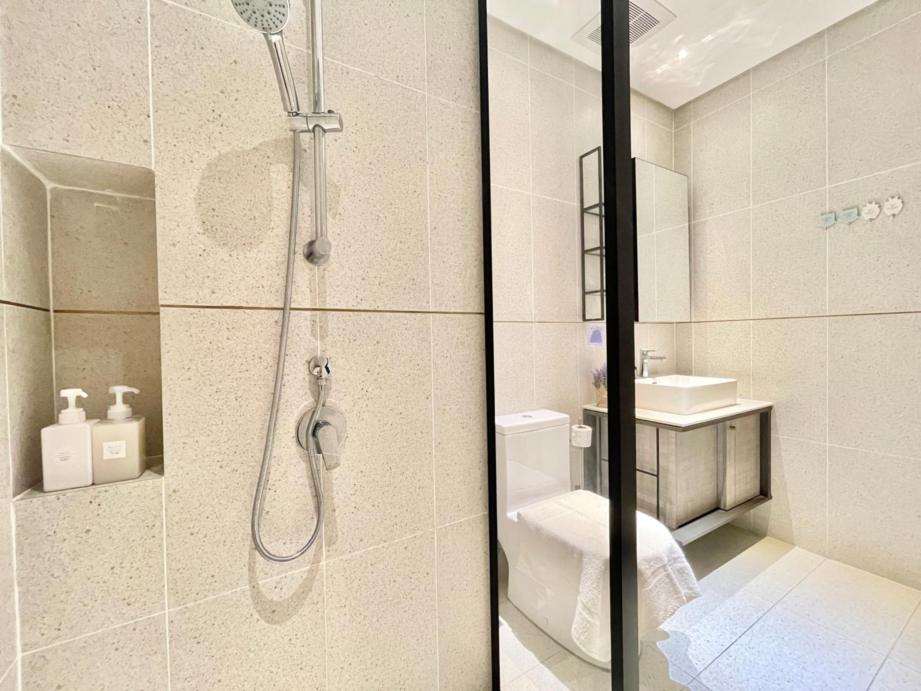 Modern 2B2B apt near Mid Valley - Wifi - Infinity Pool - Gym