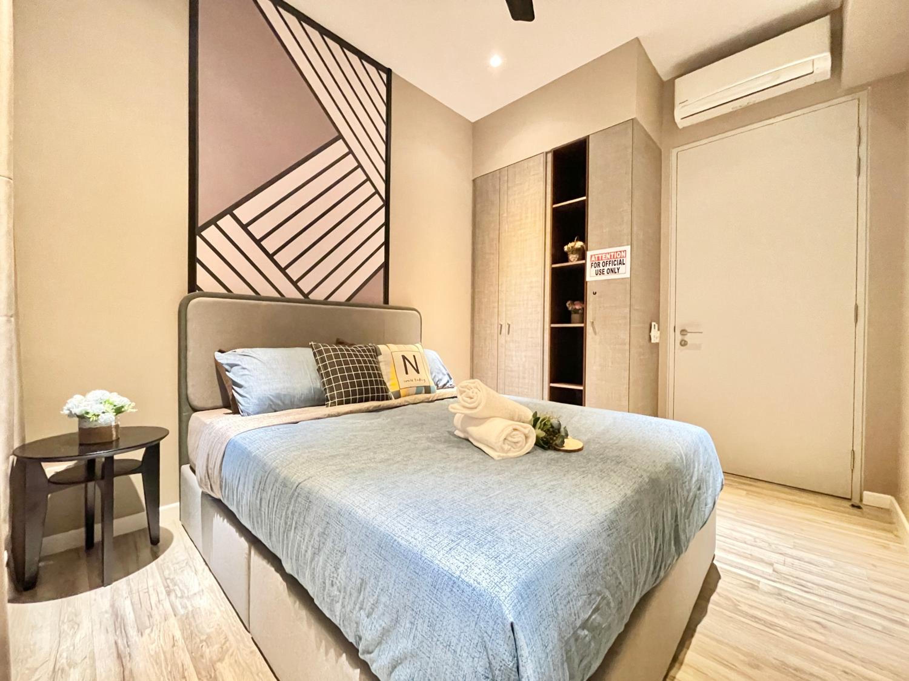 Modern 2B2B apt near Mid Valley - Wifi - Infinity Pool - Gym