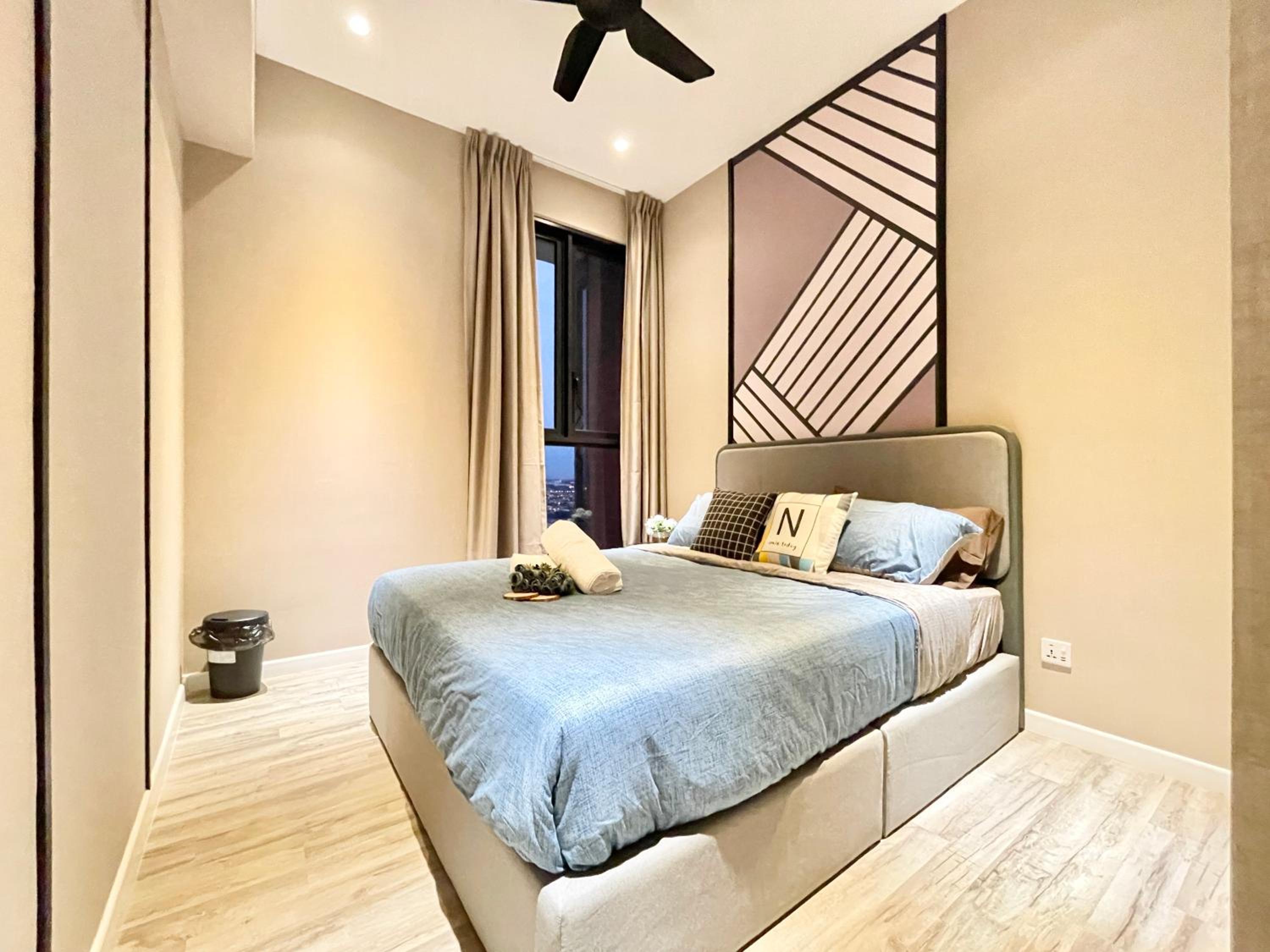 Modern 2B2B apt near Mid Valley - Wifi - Infinity Pool - Gym