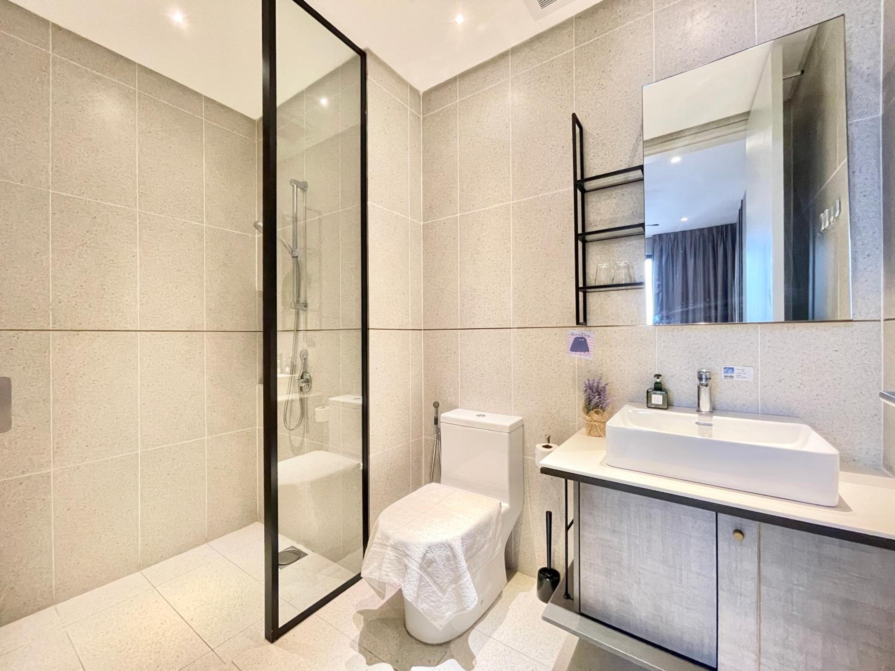 Modern 2B2B apt near Mid Valley - Wifi - Infinity Pool - Gym