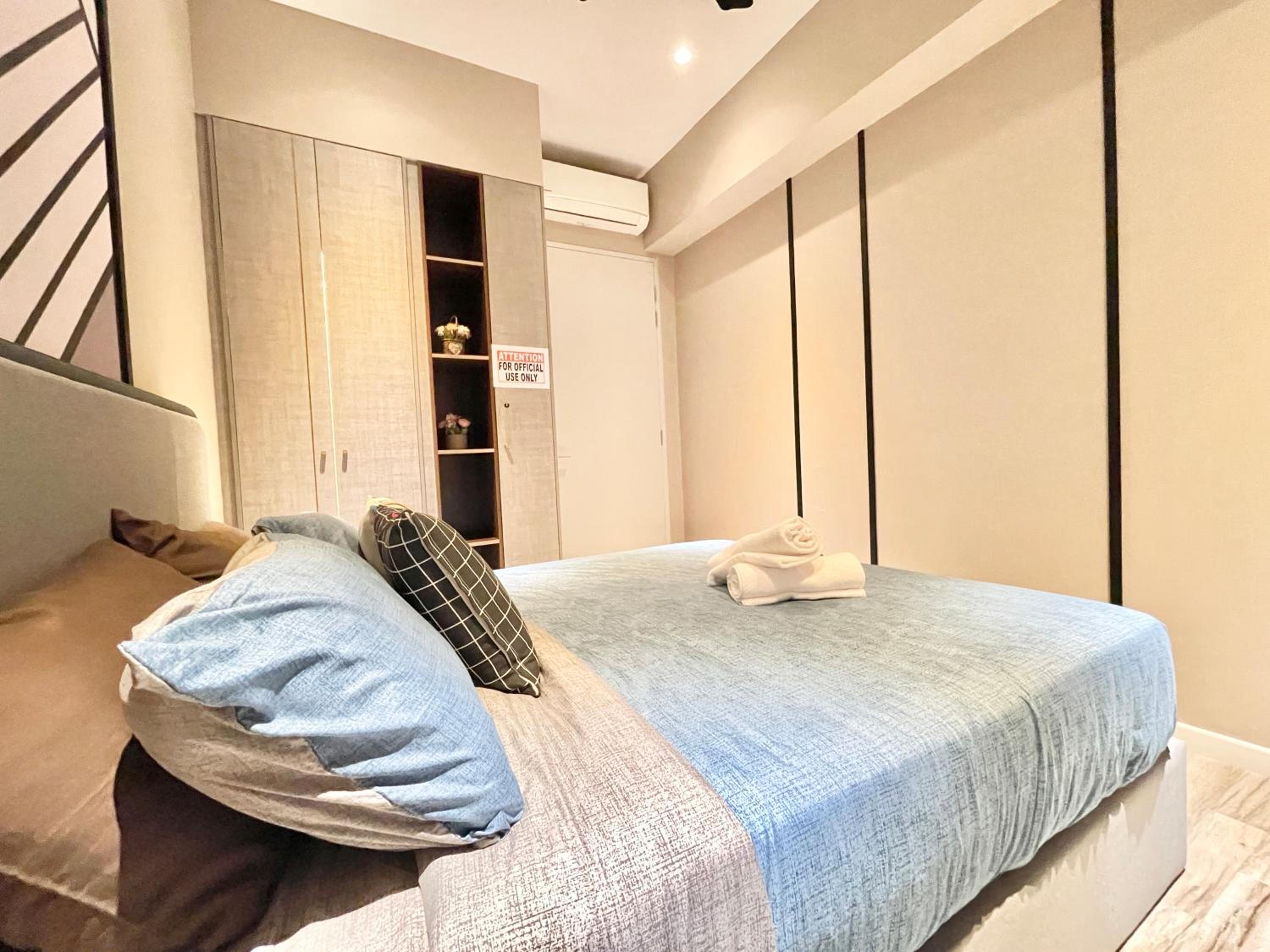 Modern 2B2B apt near Mid Valley - Wifi - Infinity Pool - Gym